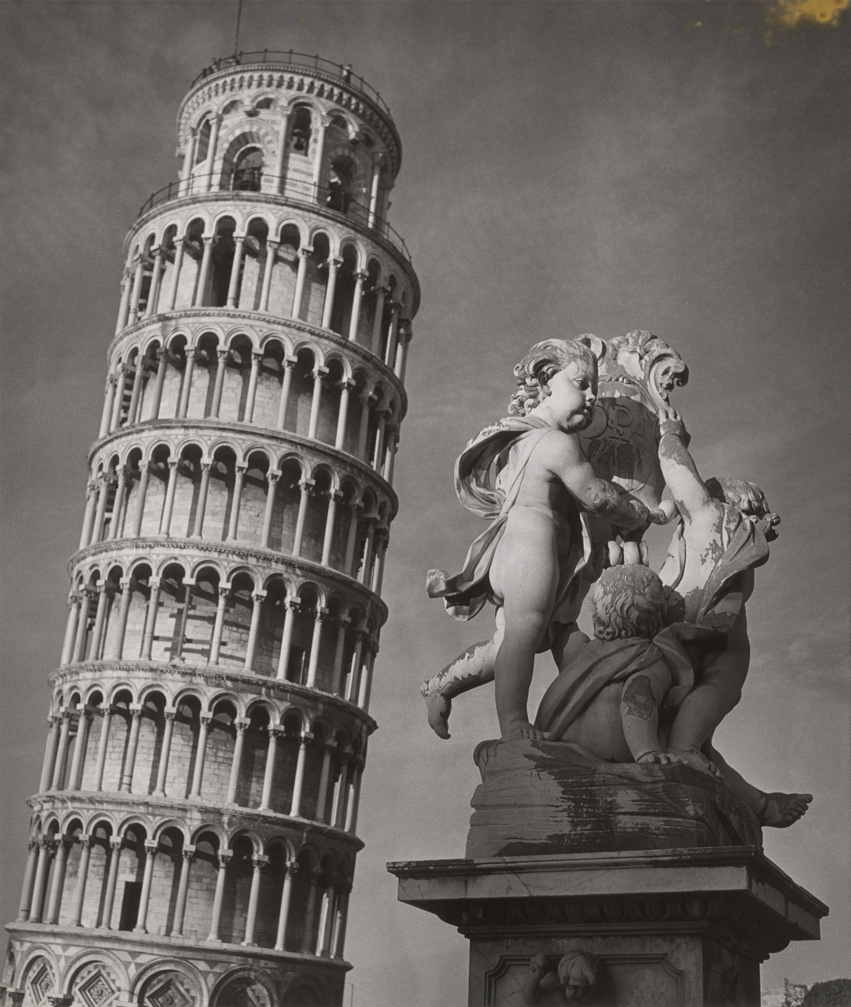 This picture shows the following artwork: Herbert List. ”Schiefer Turm, Pisa”. 1949.