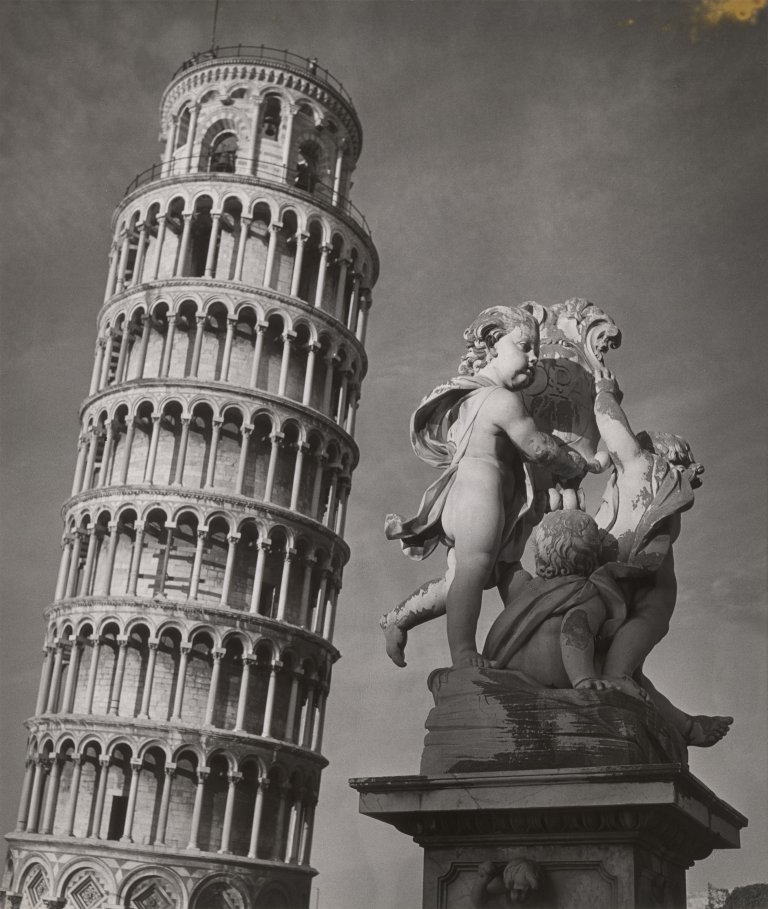 This picture shows the following artwork: Herbert List. ”Schiefer Turm, Pisa”. 1949.