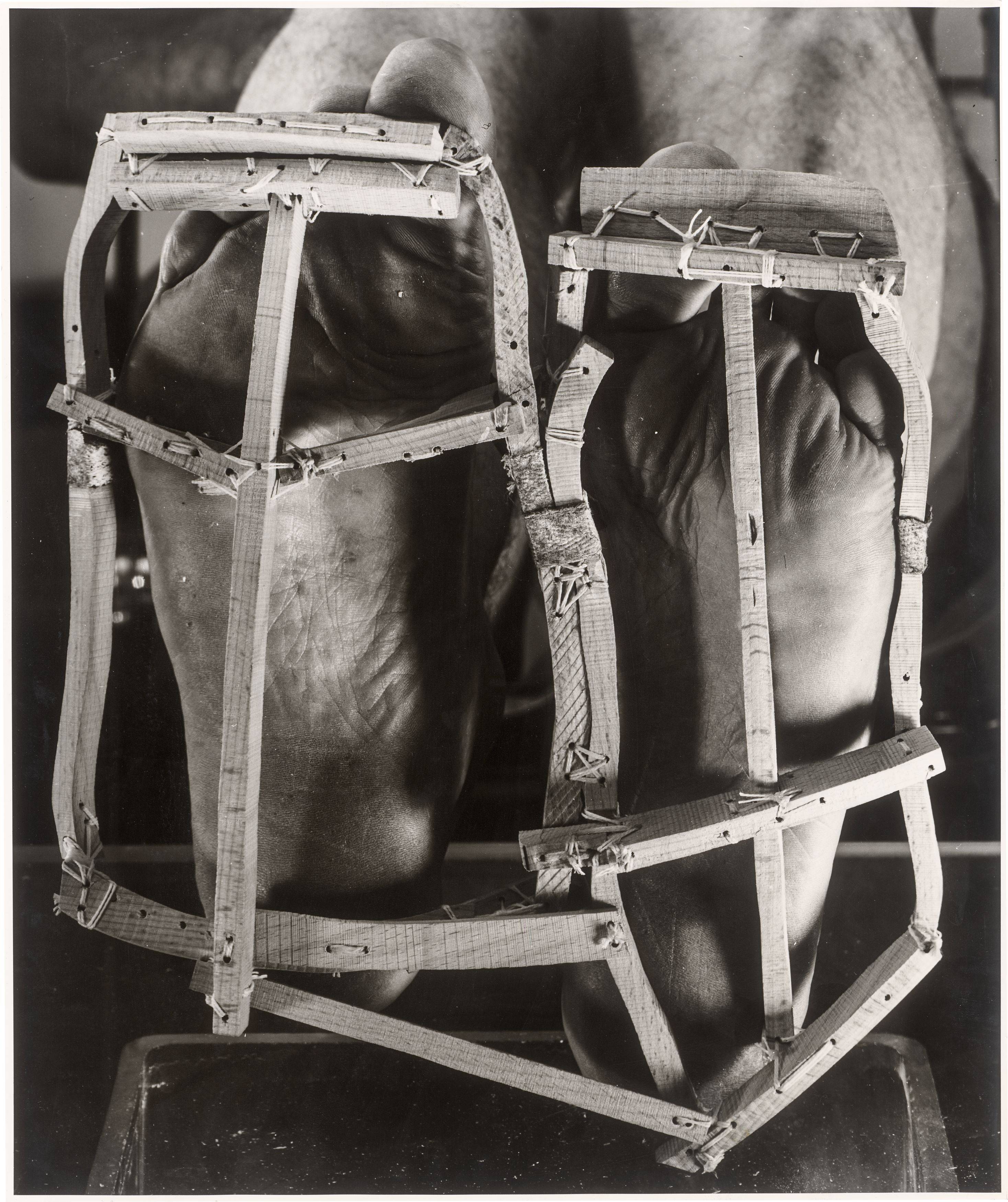 Auf diesem Bild ist das folgende Kunstwerk zu sehen: Dieter Appelt. „N° 9“, aus der zehnteiligen Sequenz „Platz der Steine“. 1991/1995.