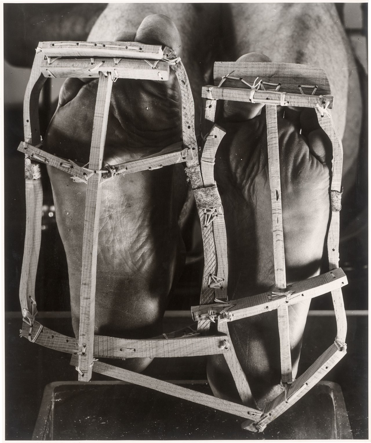 Auf diesem Bild ist das folgende Kunstwerk zu sehen: Dieter Appelt. „N° 9“, aus der zehnteiligen Sequenz „Platz der Steine“. 1991/1995.