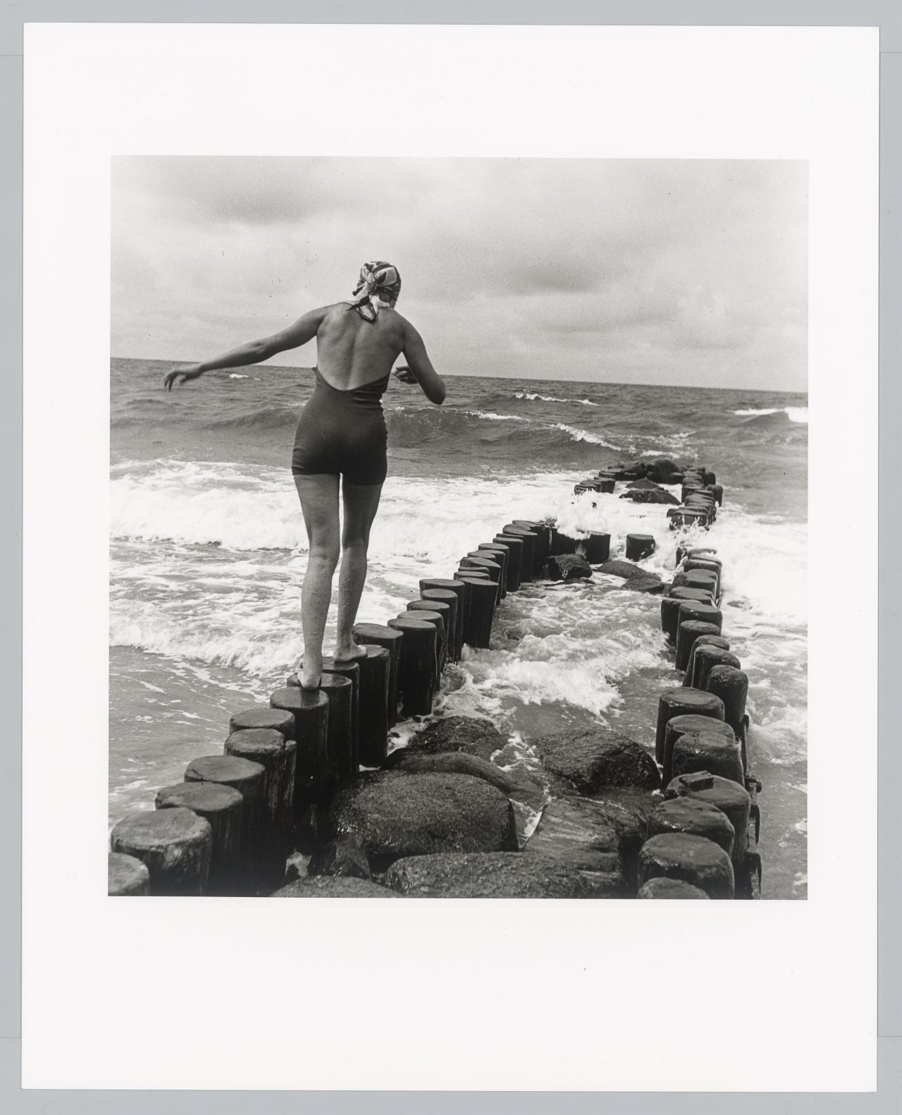 Auf diesem Bild ist das folgende Kunstwerk zu sehen: Bleicke Bleicken. Balancieren, Westerland. 1935.
