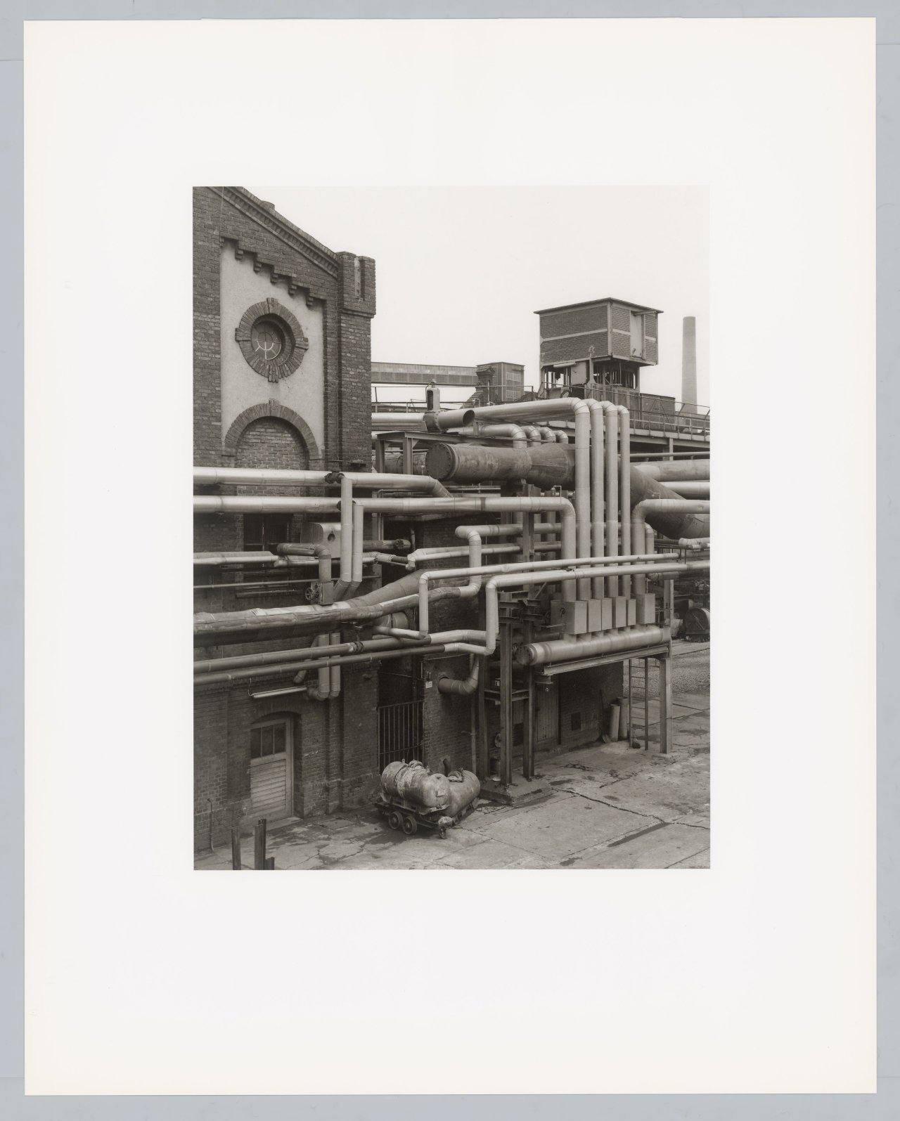 Auf diesem Bild ist das folgende Kunstwerk zu sehen: Bernd und Hilla Becher. „Walls and Conduits“. 1991.