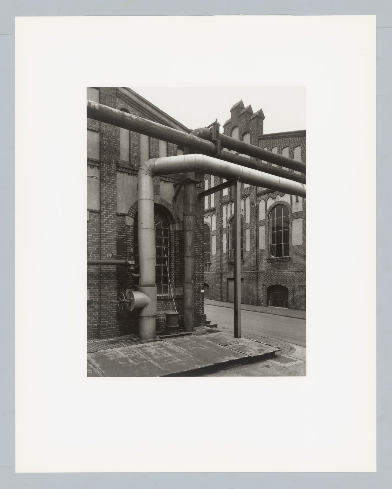 Auf diesem Bild ist das folgende Kunstwerk zu sehen: Bernd und Hilla Becher. „Walls and Conduits“. 1991.