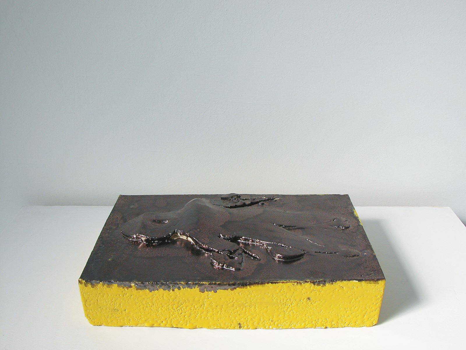 Auf diesem Bild ist das folgende Kunstwerk zu sehen: Thomas Schütte. „Regal (12 Ceramic Sketches)“. 1998/99.