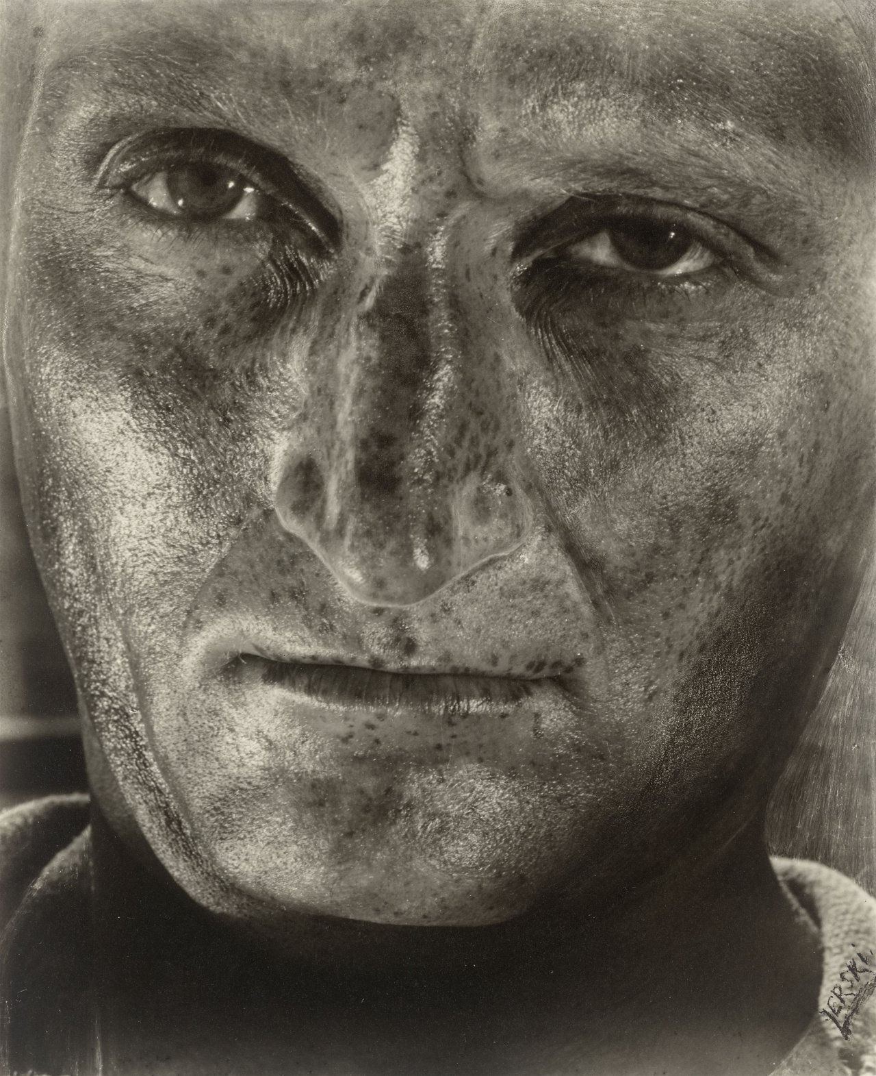 This picture shows the following artwork: Helmar Lerski (i.e. Schmuklerski, Israel). Metamorphosis through Light, Tel-Aviv. 1935–1936.