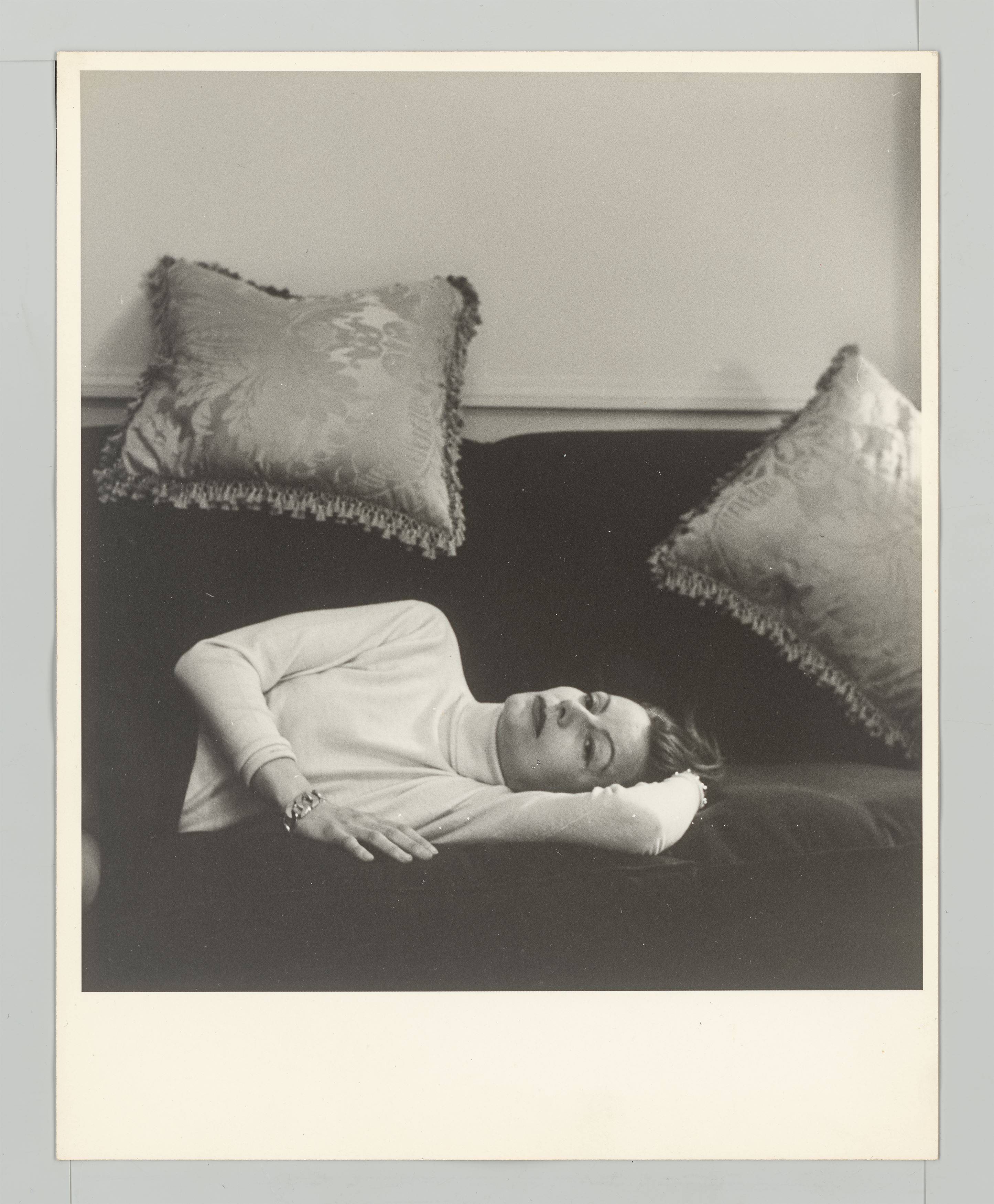 Auf diesem Bild ist das folgende Kunstwerk zu sehen: Cecil Beaton. Greta Garbo in Beaton's suite at the Plaza Hotel, New York. 1946.