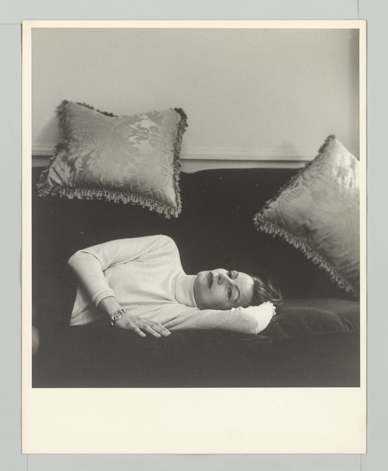 Auf diesem Bild ist das folgende Kunstwerk zu sehen: Cecil Beaton. Greta Garbo in Beaton's suite at the Plaza Hotel, New York. 1946.