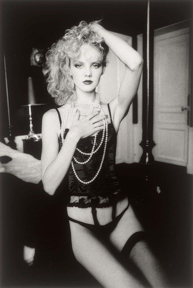 Auf diesem Bild ist das folgende Kunstwerk zu sehen: Jeanloup Sieff. Parodie de Lolita pour Vogue, Paris. 1980.