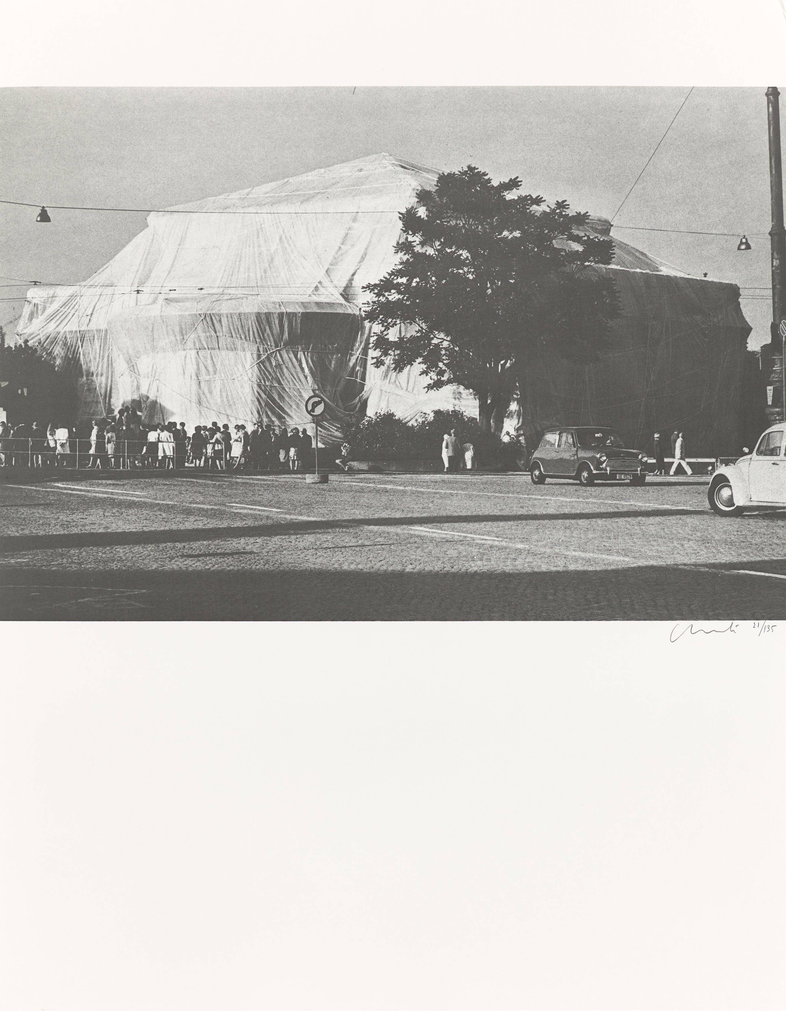 Auf diesem Bild ist das folgende Kunstwerk zu sehen:  Christo und Jeanne-Claude. „Packed Kunsthalle Bern, Project“. 1972.
