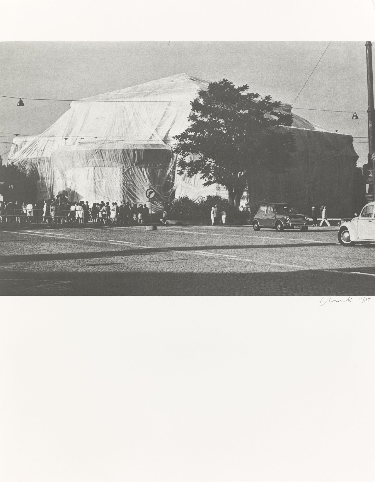 Auf diesem Bild ist das folgende Kunstwerk zu sehen:  Christo und Jeanne-Claude. „Packed Kunsthalle Bern, Project“. 1972.