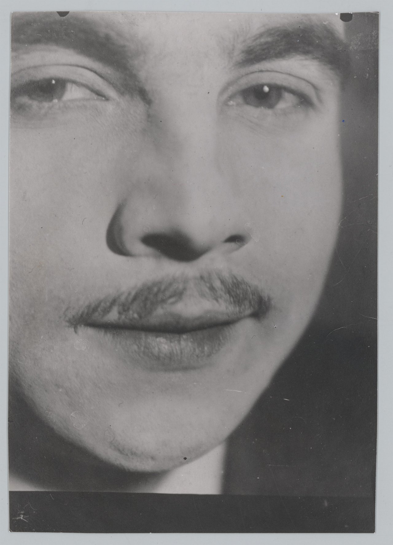 Auf diesem Bild ist das folgende Kunstwerk zu sehen:  Umbo (d.i. Otto Umbehr). Selbstporträt / Ruth Landshoff. 1926 und 1927.