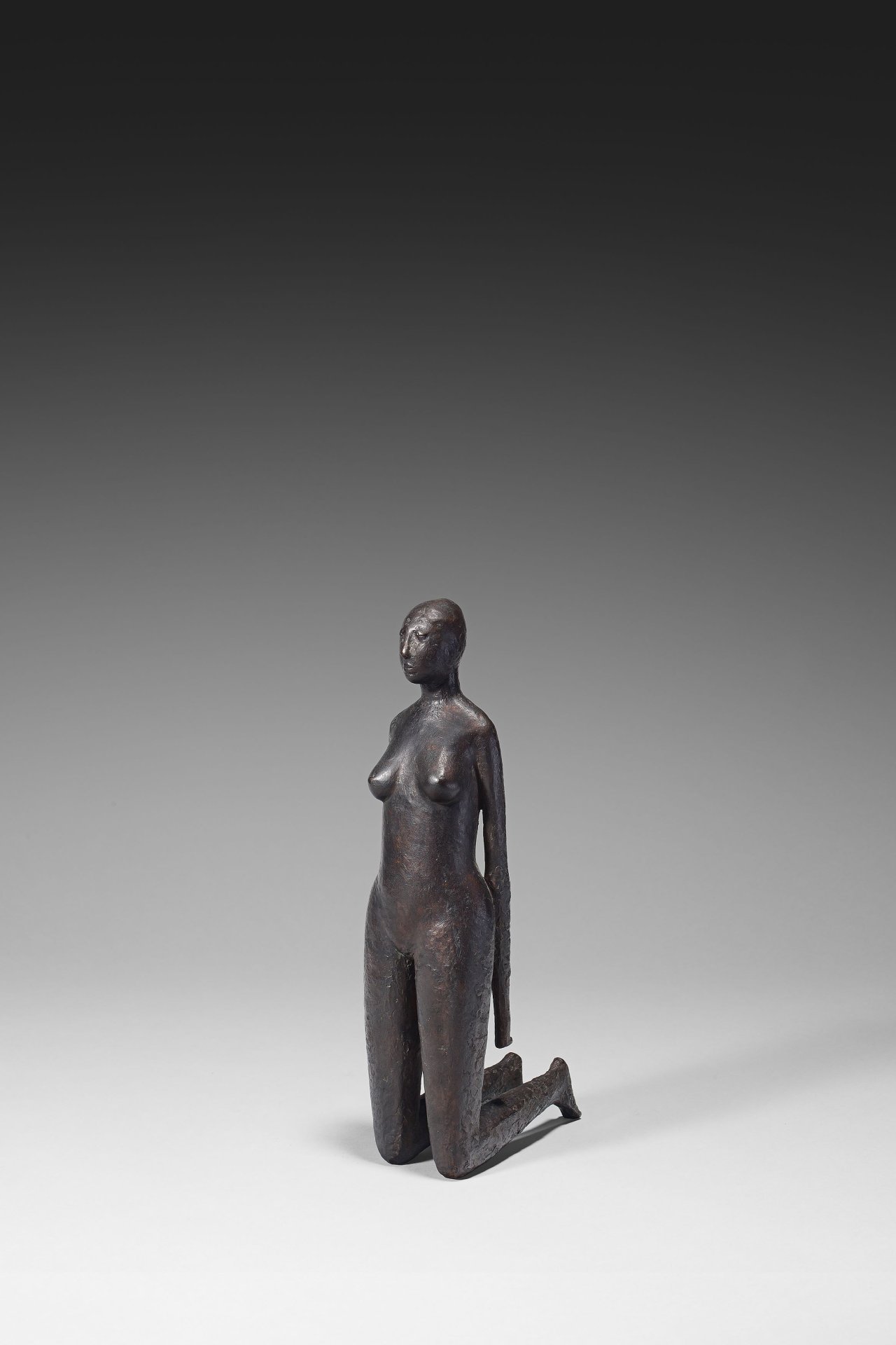 This picture shows the following artwork: Gustav Seitz. ”Kleine Kniende”. 1962.