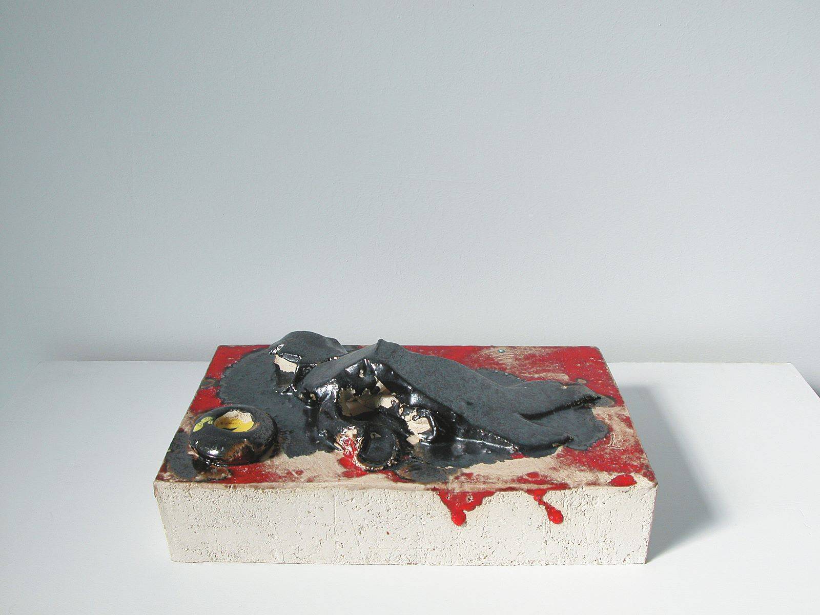 Auf diesem Bild ist das folgende Kunstwerk zu sehen: Thomas Schütte. „Regal (12 Ceramic Sketches)“. 1998/99.