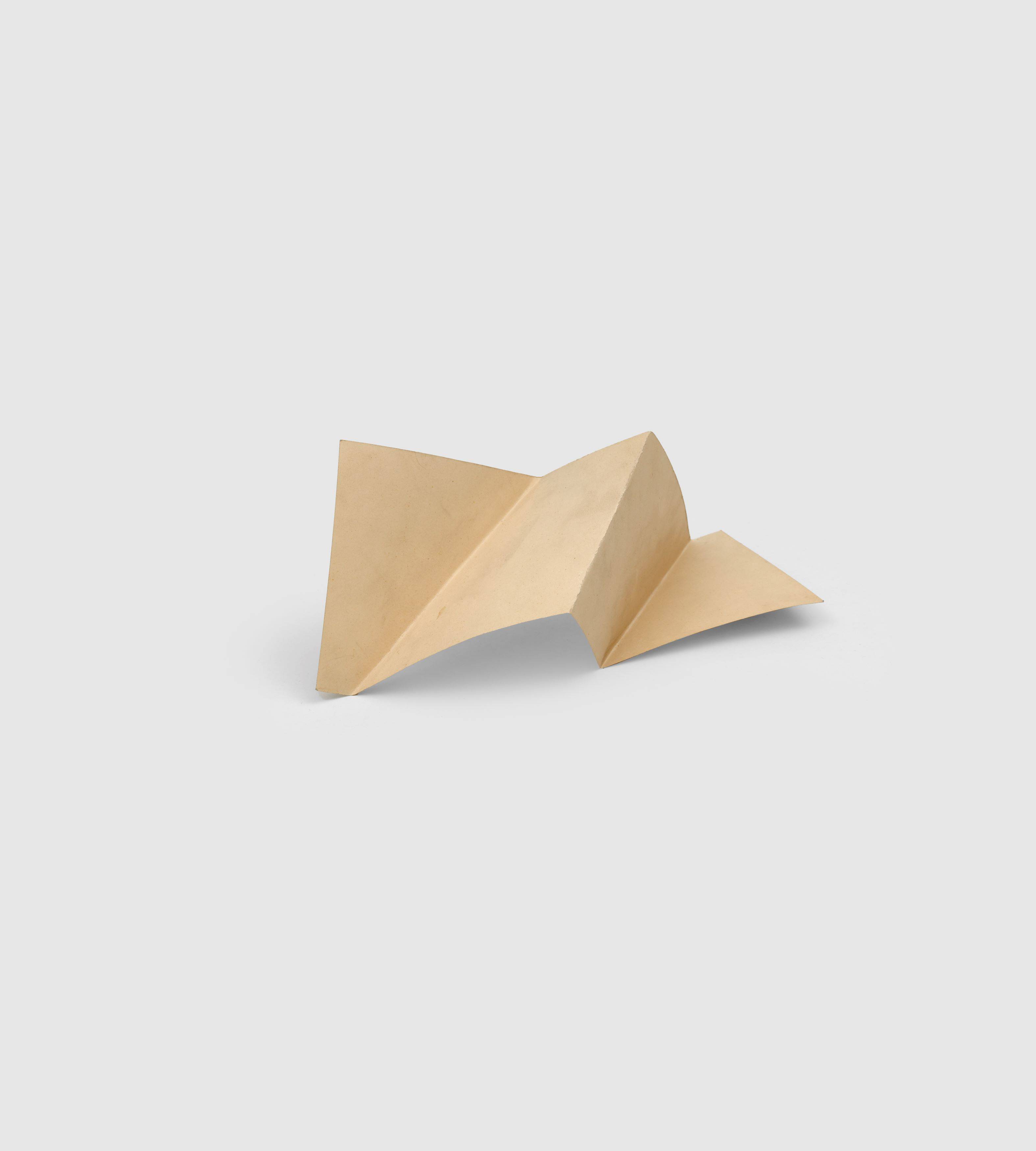 Auf diesem Bild ist das folgende Kunstwerk zu sehen: Hermann Glöckner. Dreimal schräg gebrochenes Band. 1978.