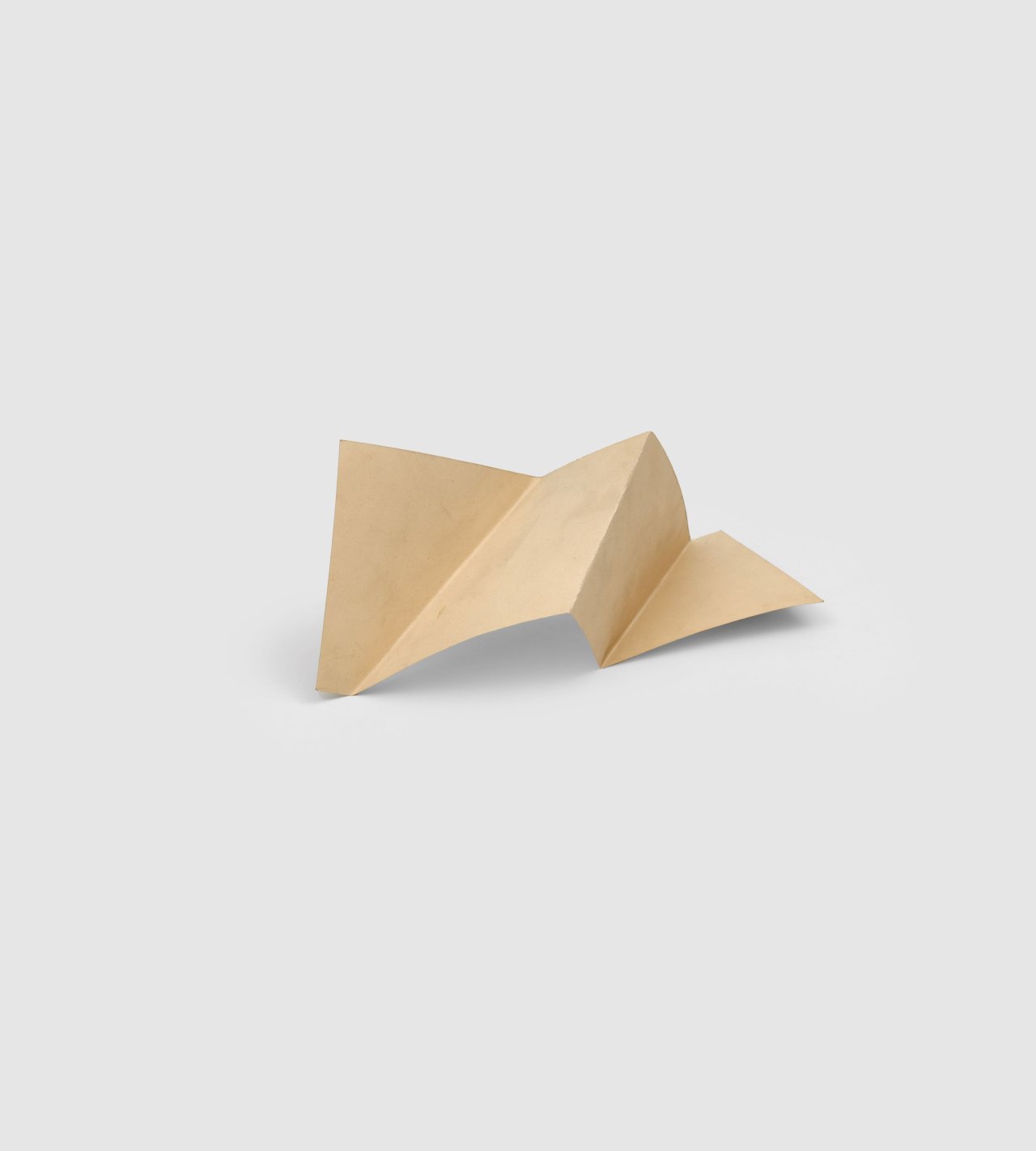 Auf diesem Bild ist das folgende Kunstwerk zu sehen: Hermann Glöckner. Dreimal schräg gebrochenes Band. 1978.