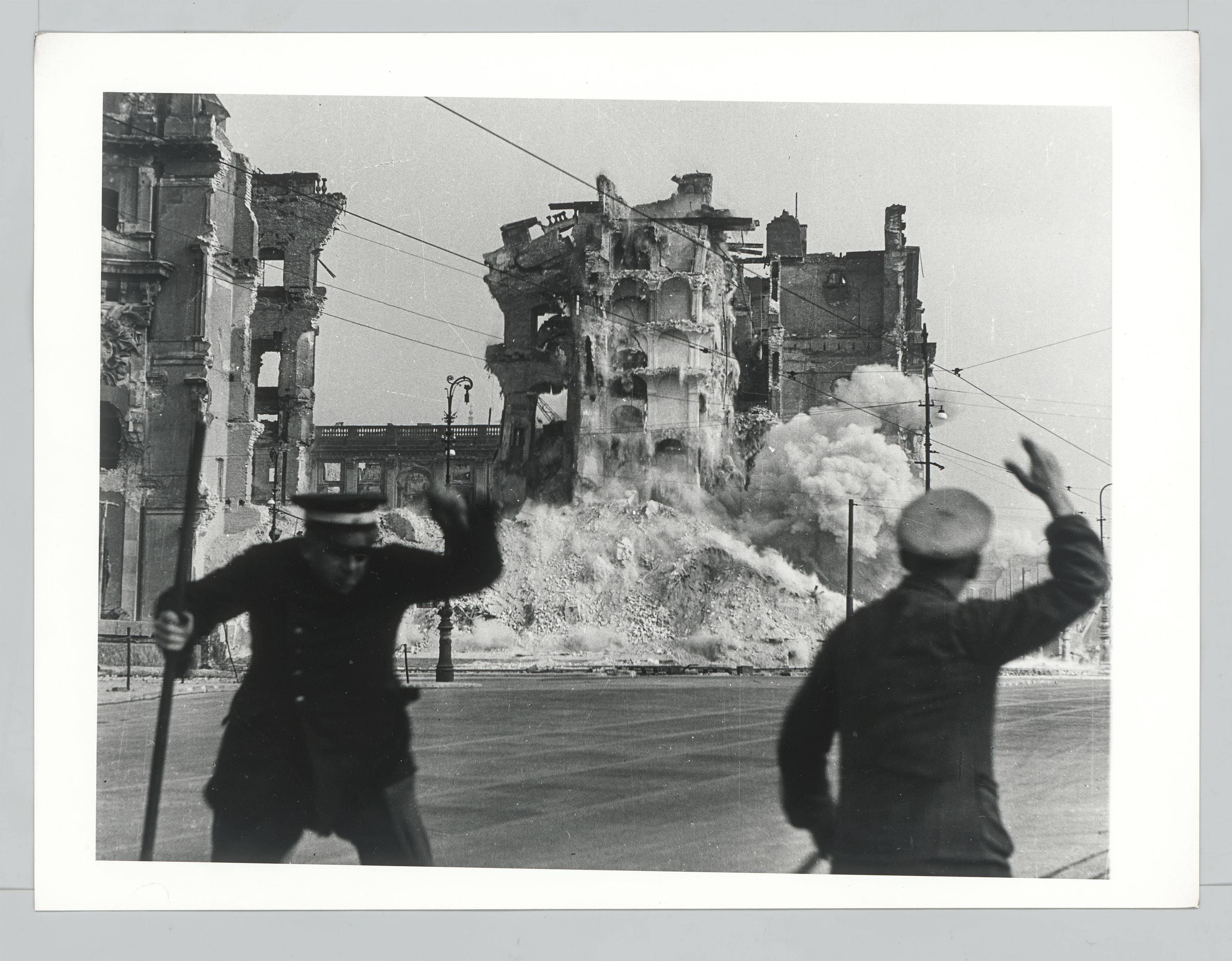 Auf diesem Bild ist das folgende Kunstwerk zu sehen: Eva Kemlein. Sprengung Berliner Schloss. 1950.
