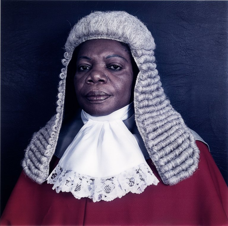 Auf diesem Bild ist das folgende Kunstwerk zu sehen: Pieter Hugo. Aus der Serie „Judges“, Botswana. 2005.