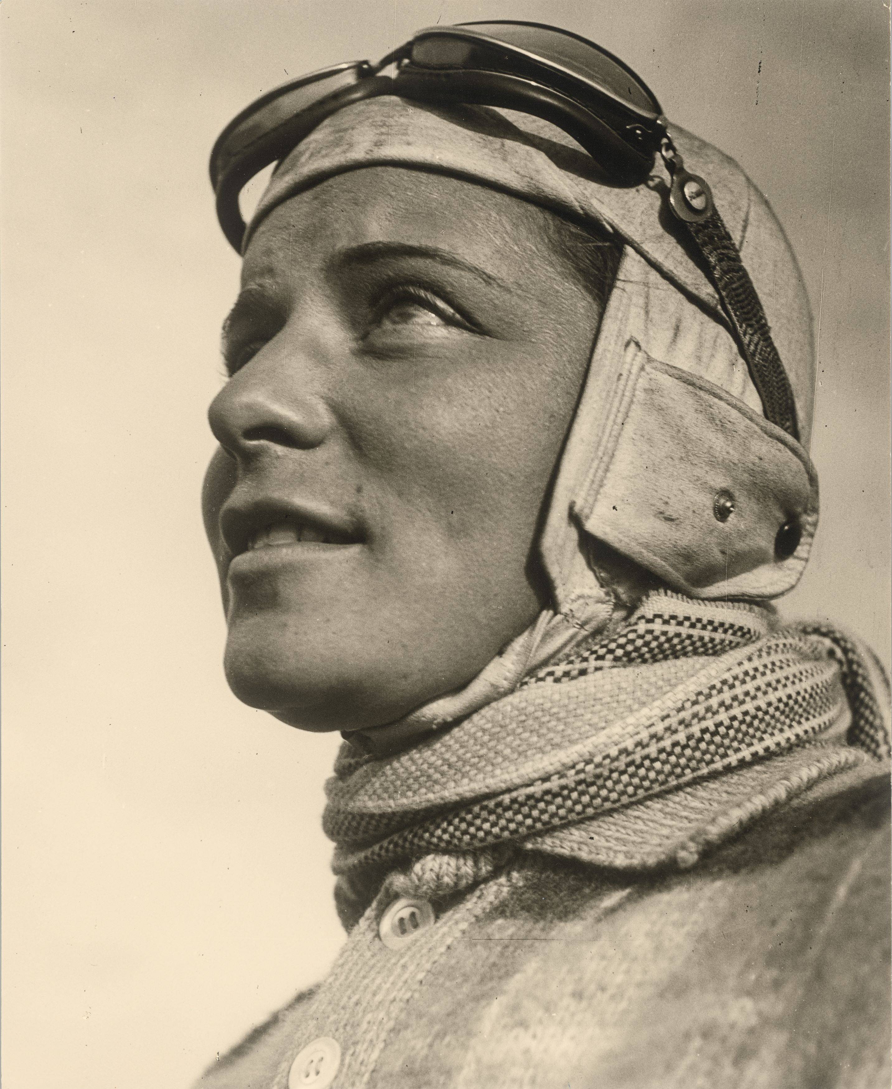 Auf diesem Bild ist das folgende Kunstwerk zu sehen: Fritz Eschen. Die Fliegerin Elly Beinhorn. Um 1930.