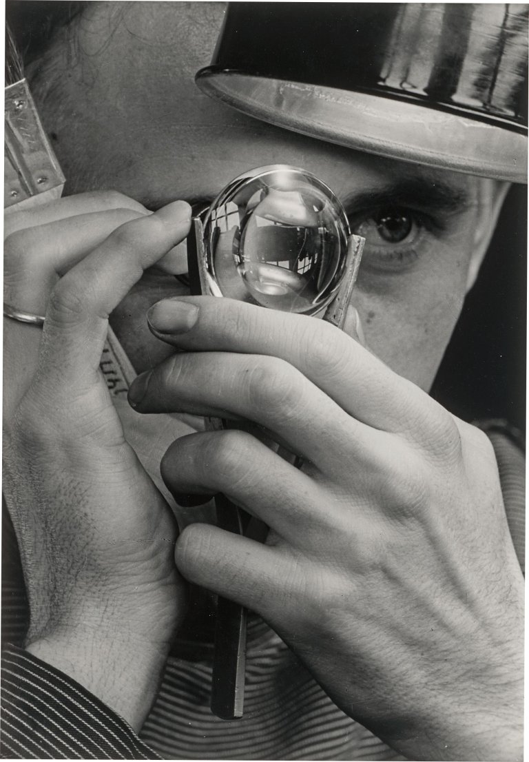 Auf diesem Bild ist das folgende Kunstwerk zu sehen:  Wolff & Tritschler (Dr. Paul Wolff & Alfred Tritschler). Feinmechanik. Prüfen von Linsen. 1937.