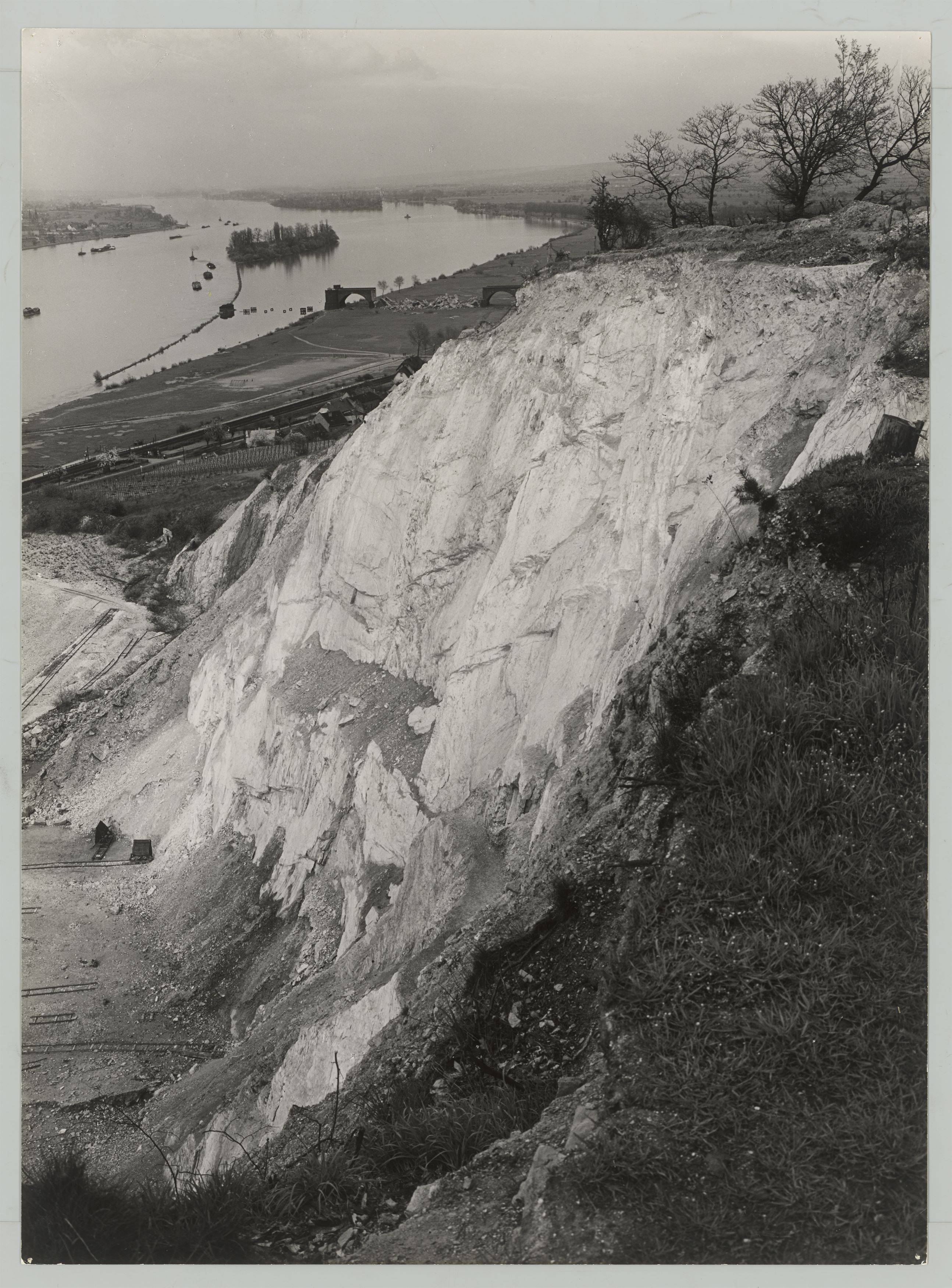 This picture shows the following artwork: Albert Renger-Patzsch. ”Rheinbecken. Rochusberg b/Bingen. Steinbruch”. Circa 1952.