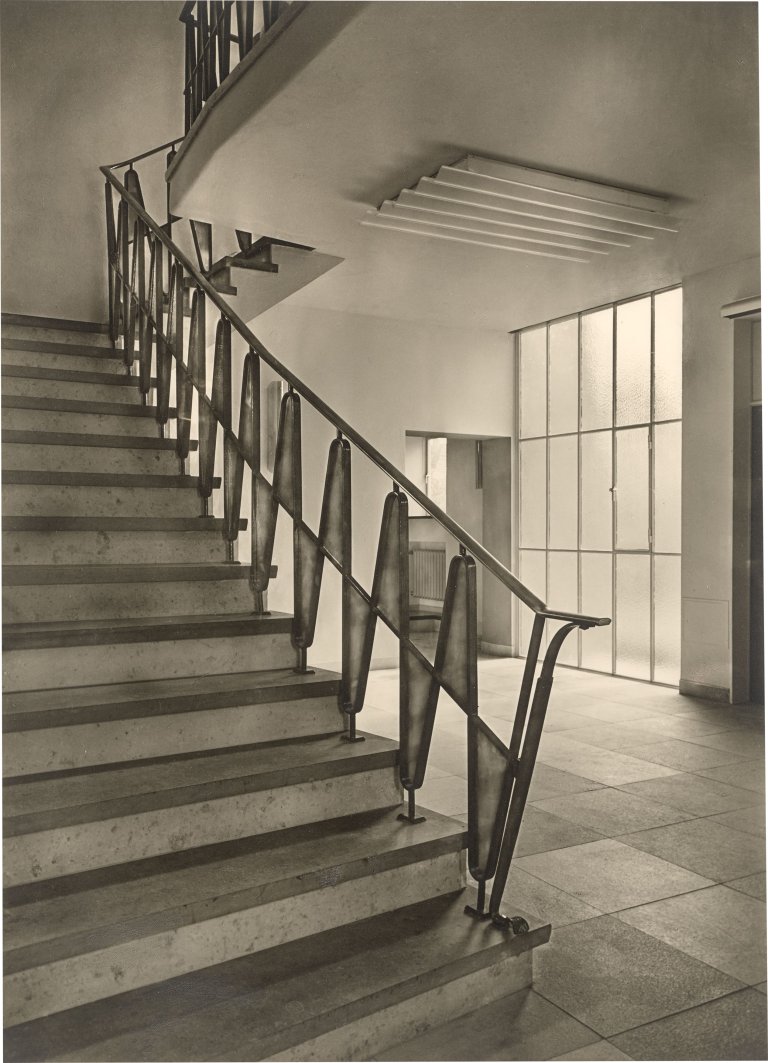 Auf diesem Bild ist das folgende Kunstwerk zu sehen: Max Baur. Konvolut: Treppenhäuser. 1950er–Jahre.