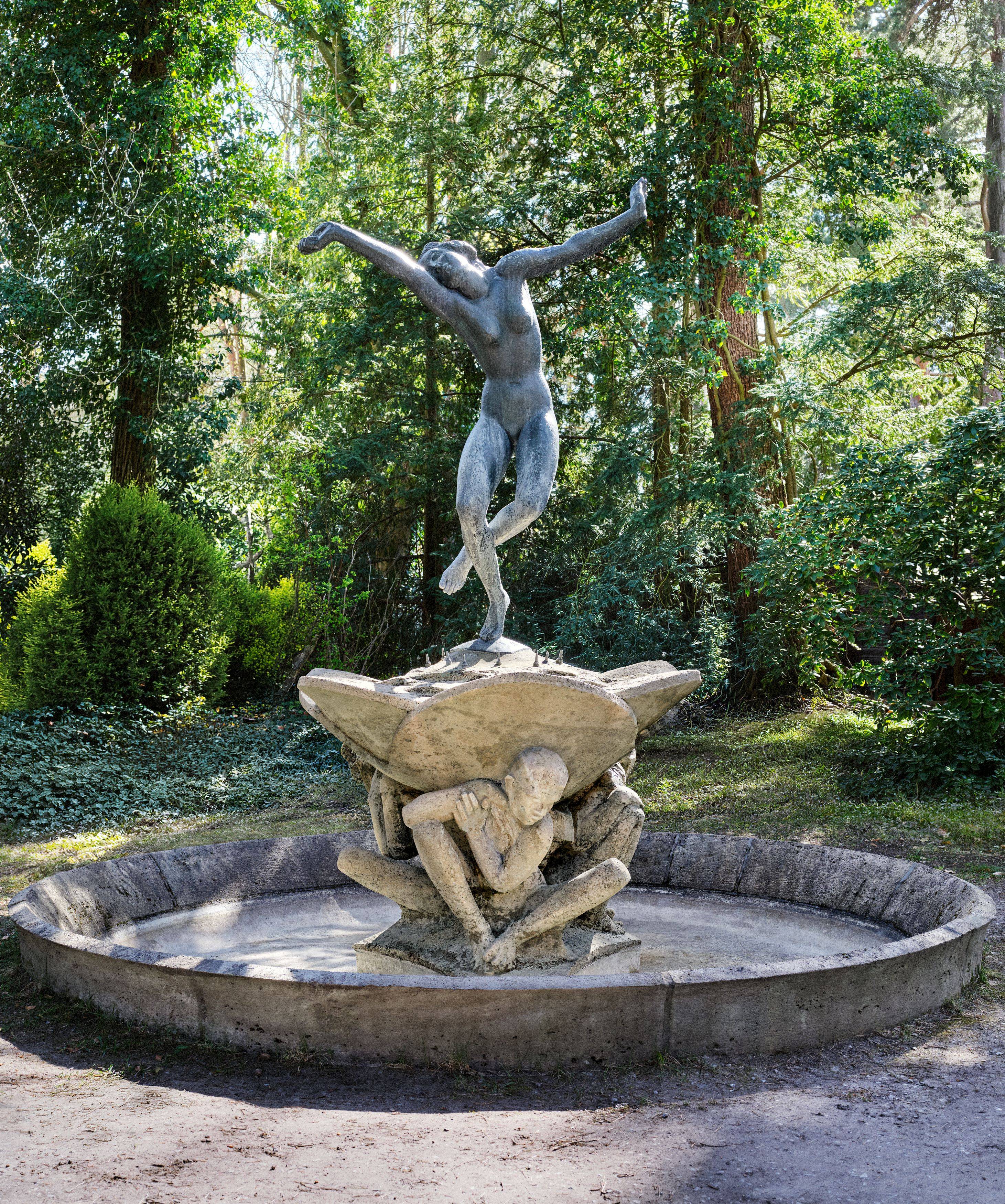 This picture shows the following artwork: Georg Kolbe. ”Tänzerinnen–Brunnen”. 1922.