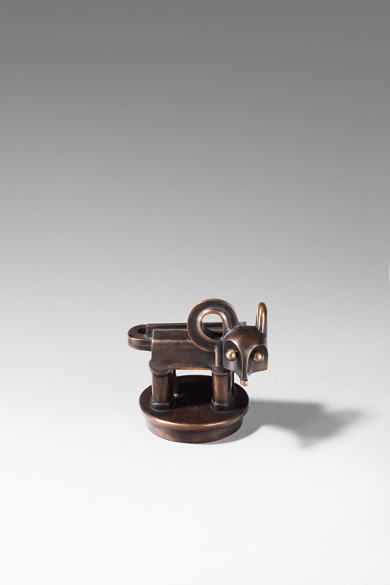 Auf diesem Bild ist das folgende Kunstwerk zu sehen: Rudolf Belling. „Fabeltier, sog. ‚Horchtier‘“ (Kühlerfigur für die Autofirma Horch). 1926.