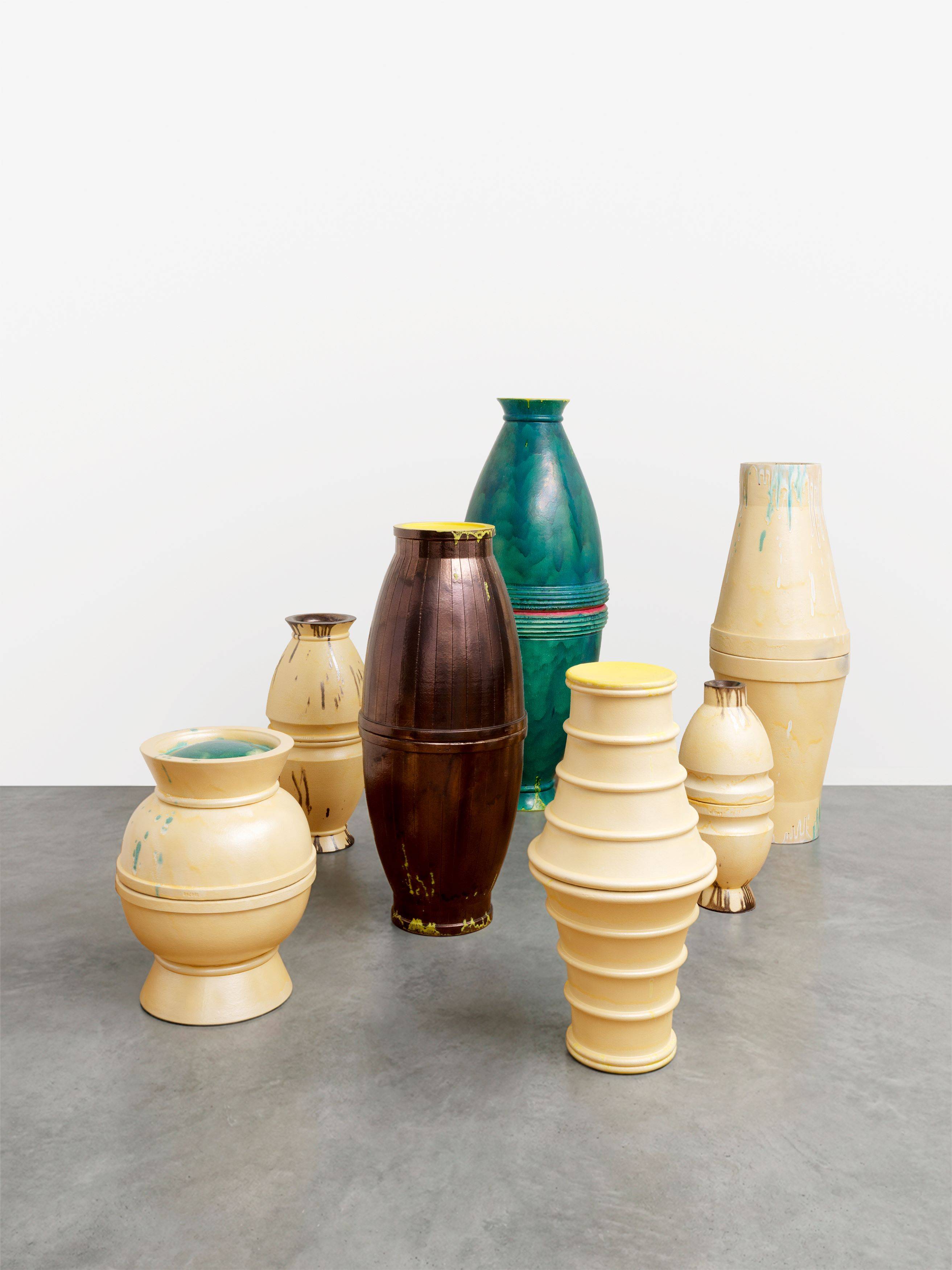 Auf diesem Bild ist das folgende Kunstwerk zu sehen: Thomas Schütte. Urnen. 1999.