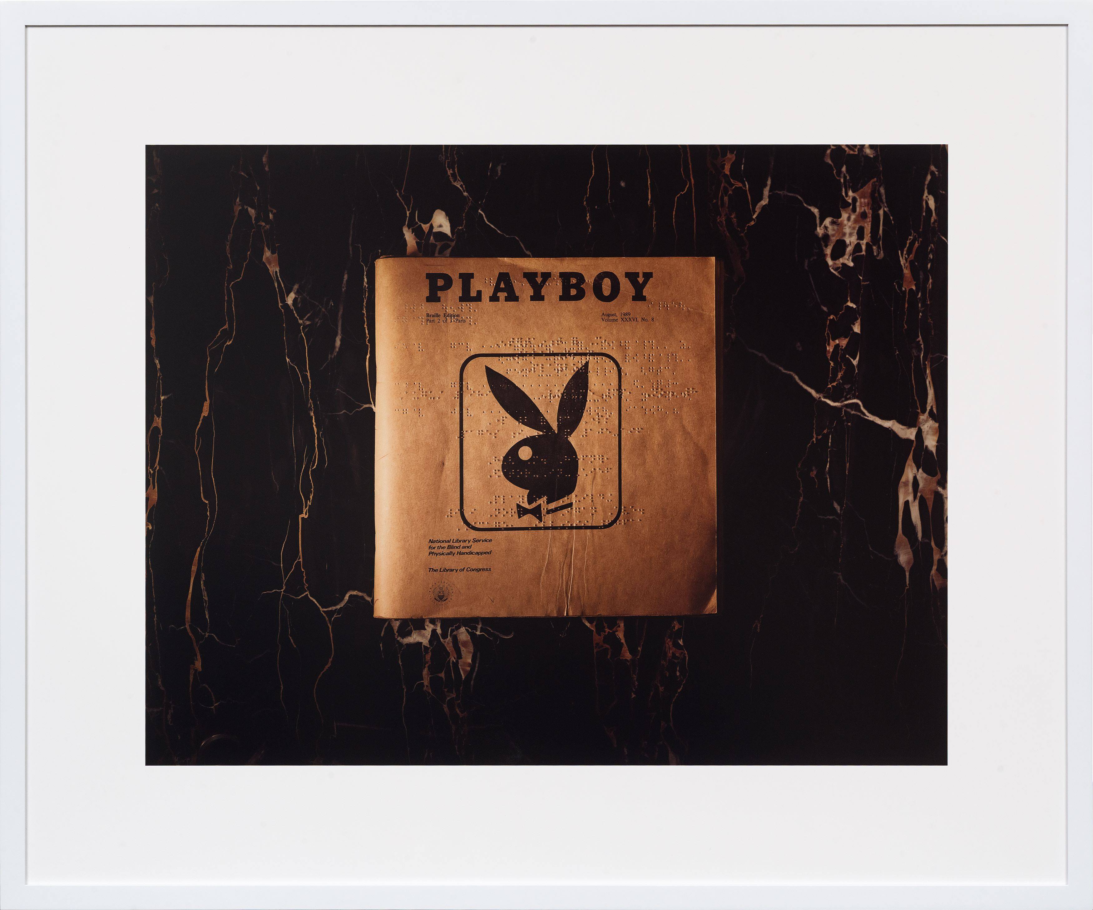Auf diesem Bild ist das folgende Kunstwerk zu sehen: Taryn Simon. „Playboy Braille Edition. Playboy Enterprises, Inc. New York, New York“, aus der Serie: „An American Index of the Hidden and Unfamiliar“. 2006/2007.