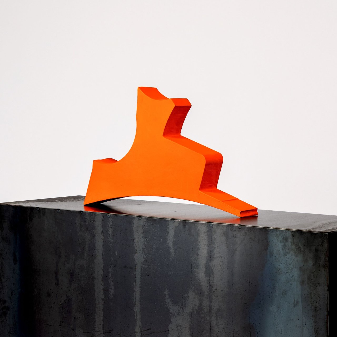 Auf diesem Bild ist das folgende Kunstwerk zu sehen:  Meuser. „Attraktiv und preiswert“. 2006.