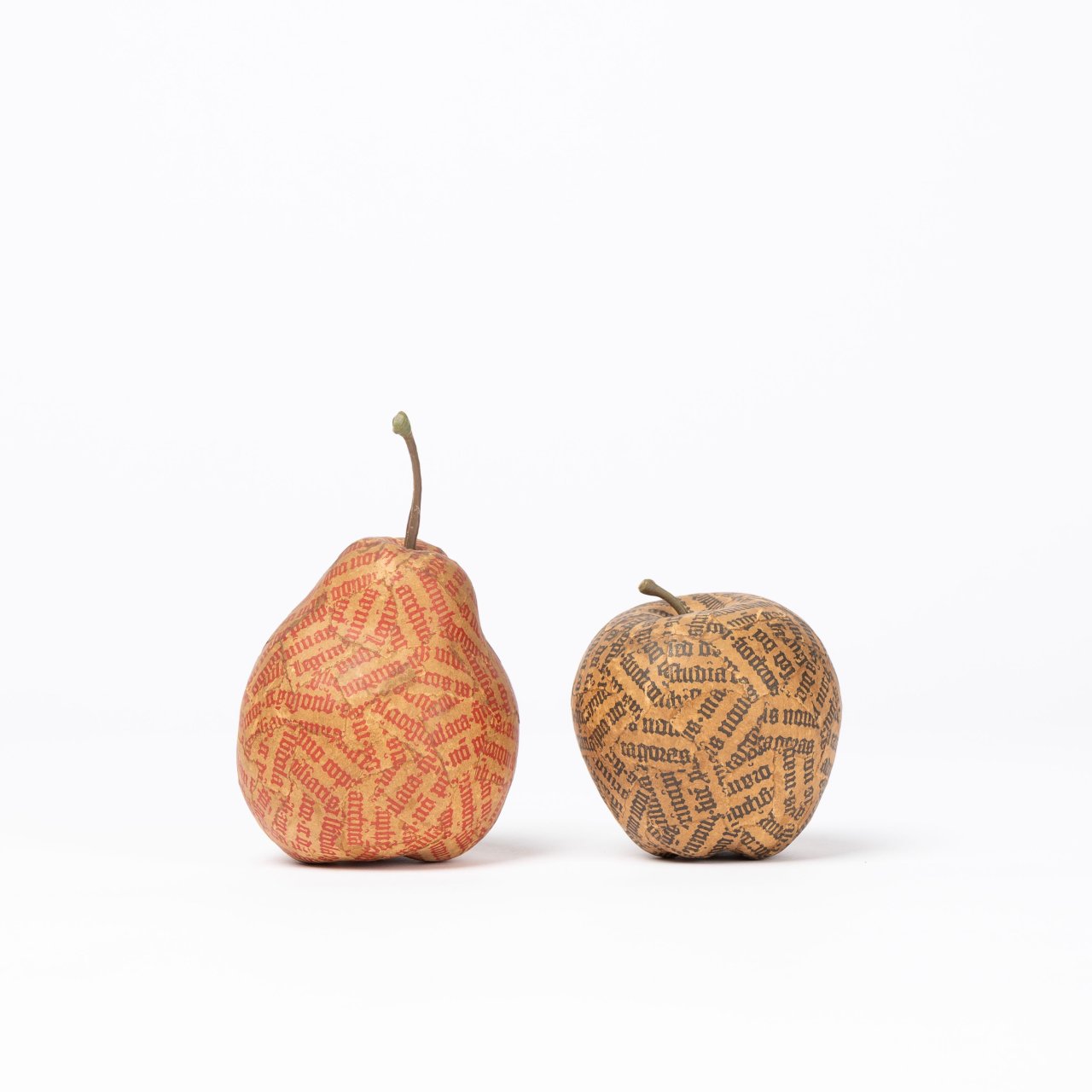 Auf diesem Bild ist das folgende Kunstwerk zu sehen: Jiří Kolář. Apfel und Birne. 1969.