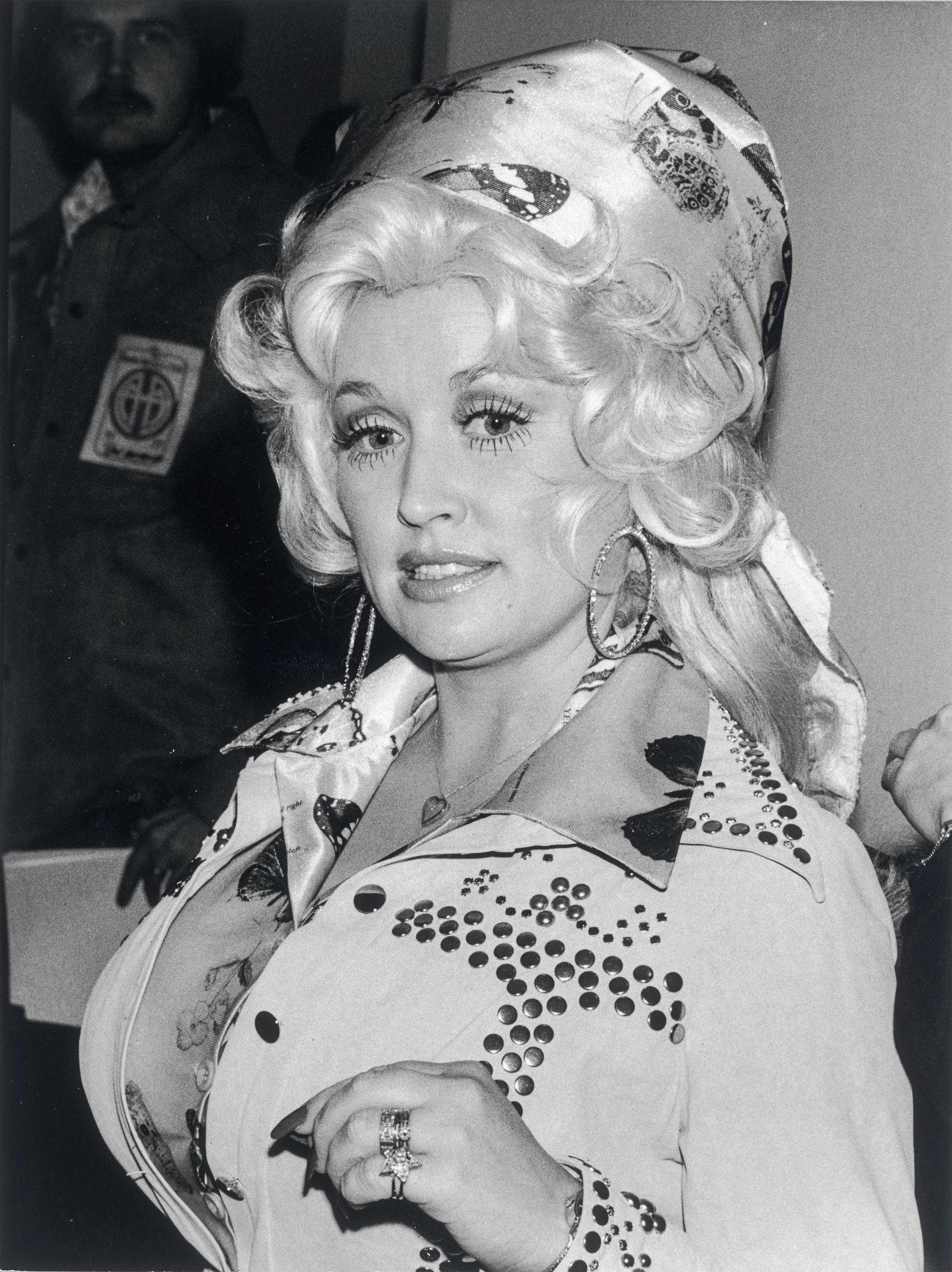 Auf diesem Bild ist das folgende Kunstwerk zu sehen: Ron Galella (d.i. Galella, Ronald E.). Dolly Parton, Santa Monica, CA. 1977.