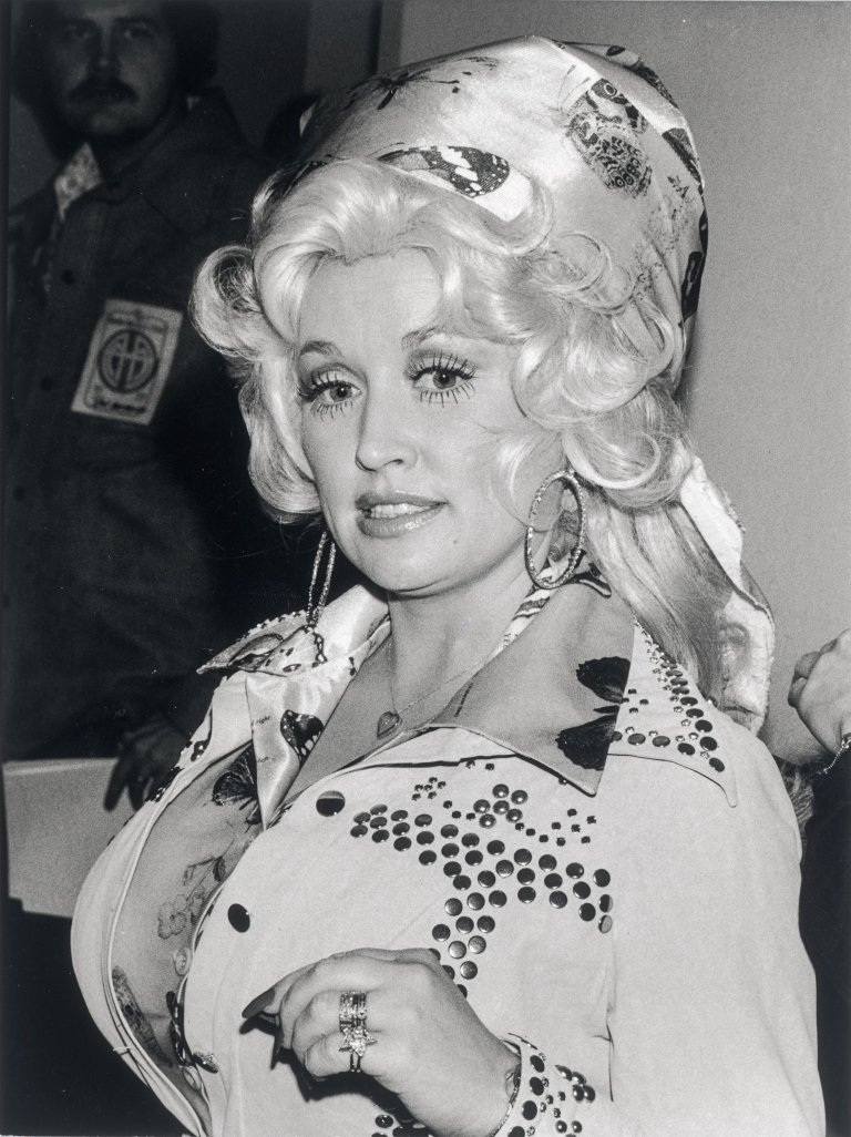 Auf diesem Bild ist das folgende Kunstwerk zu sehen: Ron Galella (d.i. Galella, Ronald E.). Dolly Parton, Santa Monica, CA. 1977.