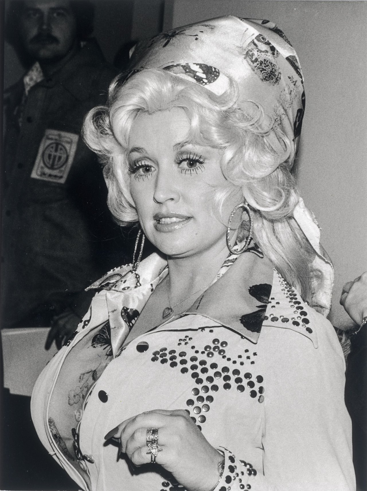 Auf diesem Bild ist das folgende Kunstwerk zu sehen: Ron Galella (d.i. Galella, Ronald E.). Dolly Parton, Santa Monica, CA. 1977.