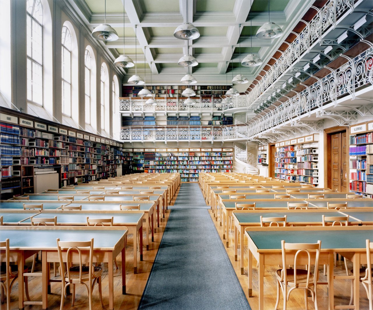 Auf diesem Bild ist das folgende Kunstwerk zu sehen: Candida Höfer. Universitätsbibliothek Innsbruck I 2004.