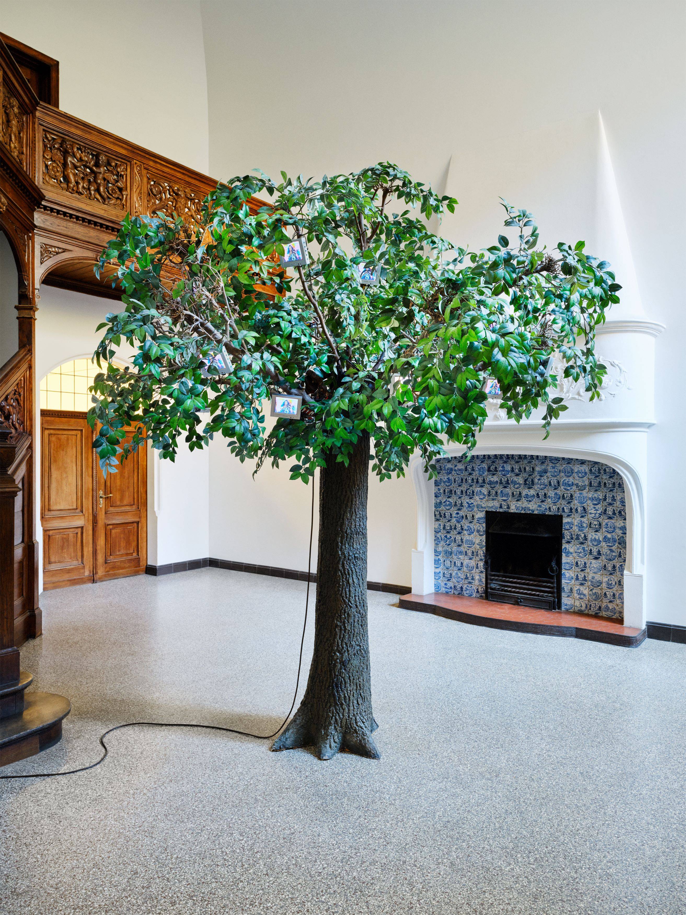 Auf diesem Bild ist das folgende Kunstwerk zu sehen: Nam June Paik. Baum der Versuchung (II). 1984/2005/2008.