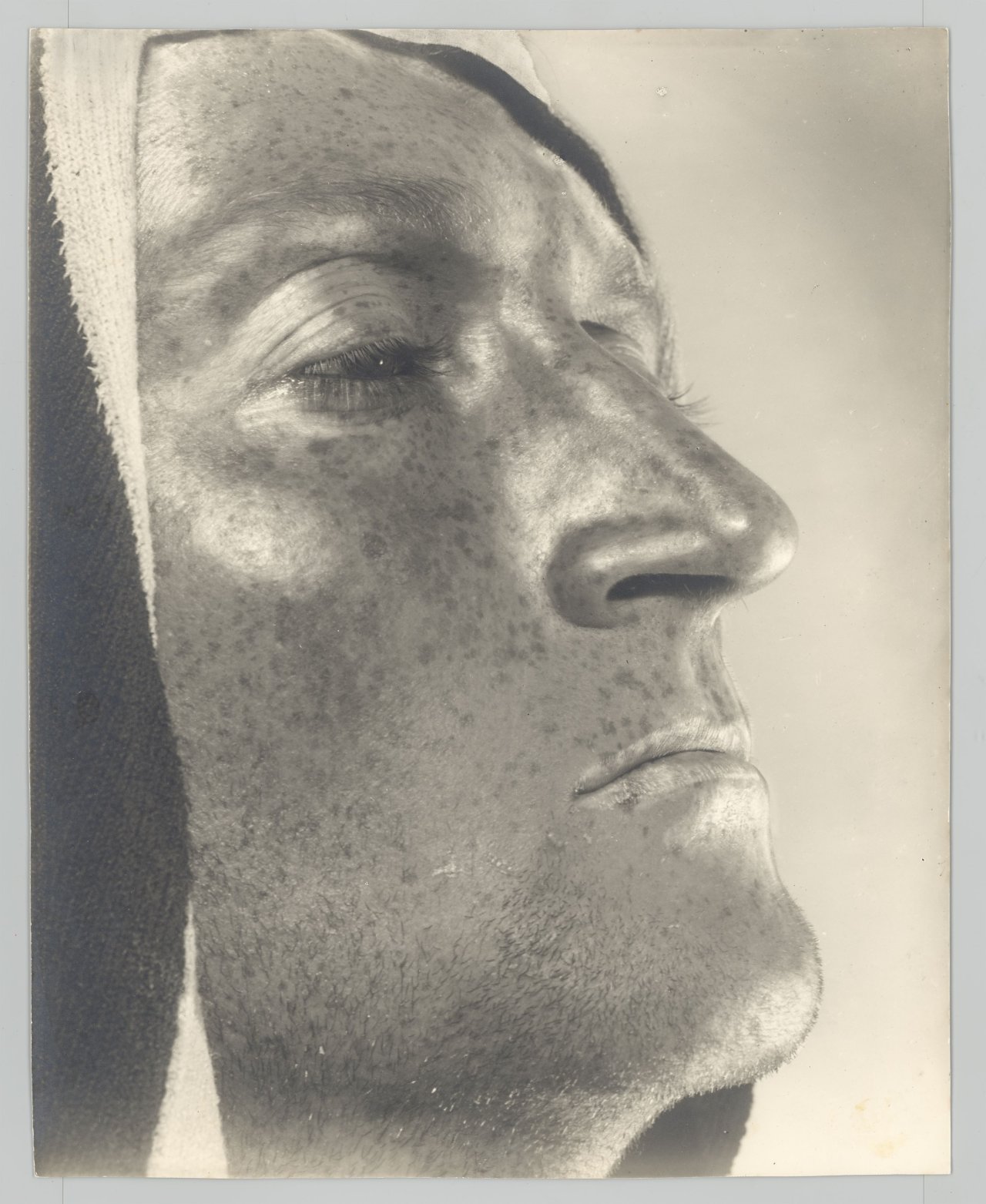 This picture shows the following artwork: Helmar Lerski (i.e. Schmuklerski, Israel). Metamorphosis through Light, Tel-Aviv. 1935–1936.