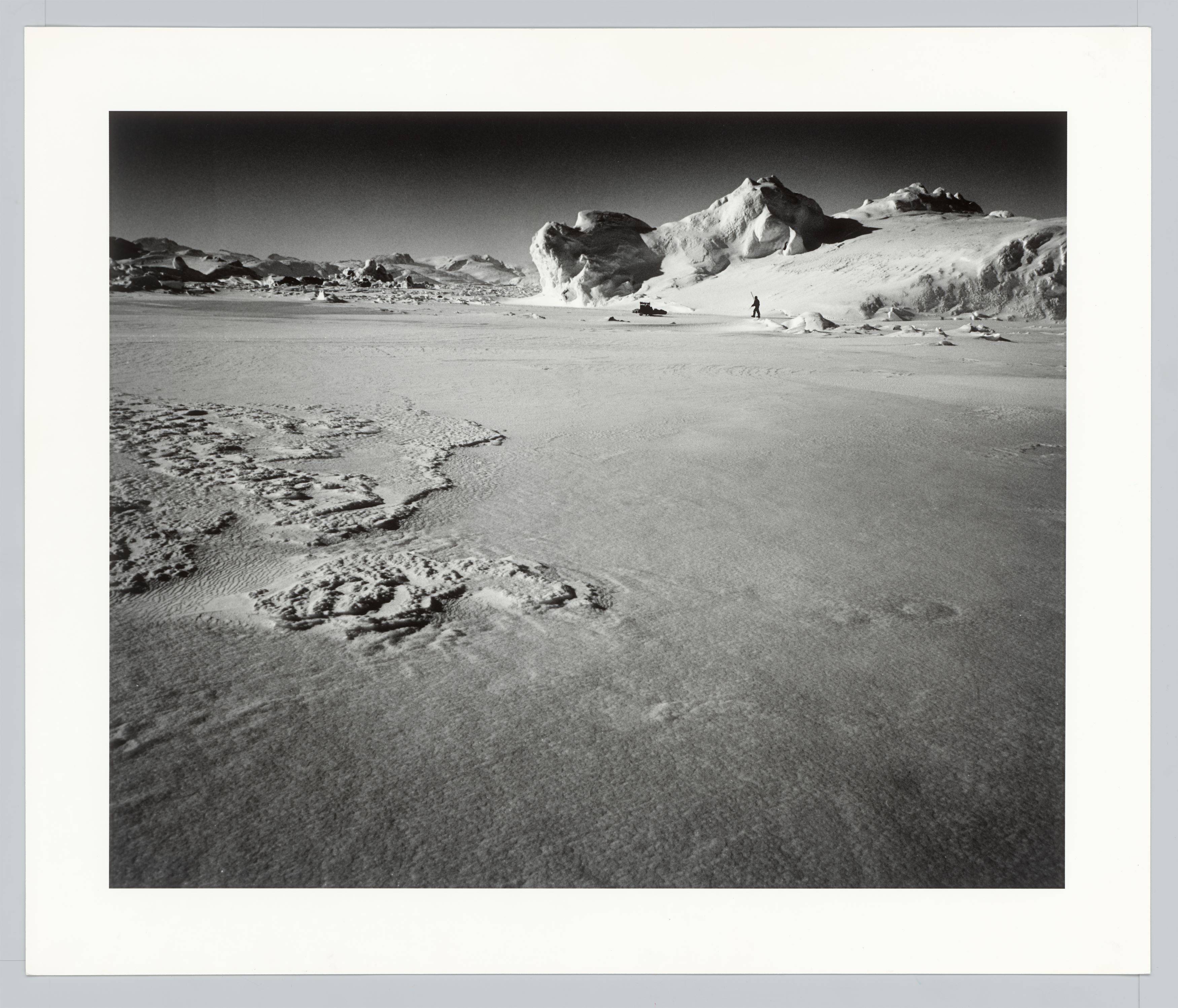 This picture shows the following artwork: Ragnar Axelsson. ”Greenland – Sermiliqfjord”. 1997.