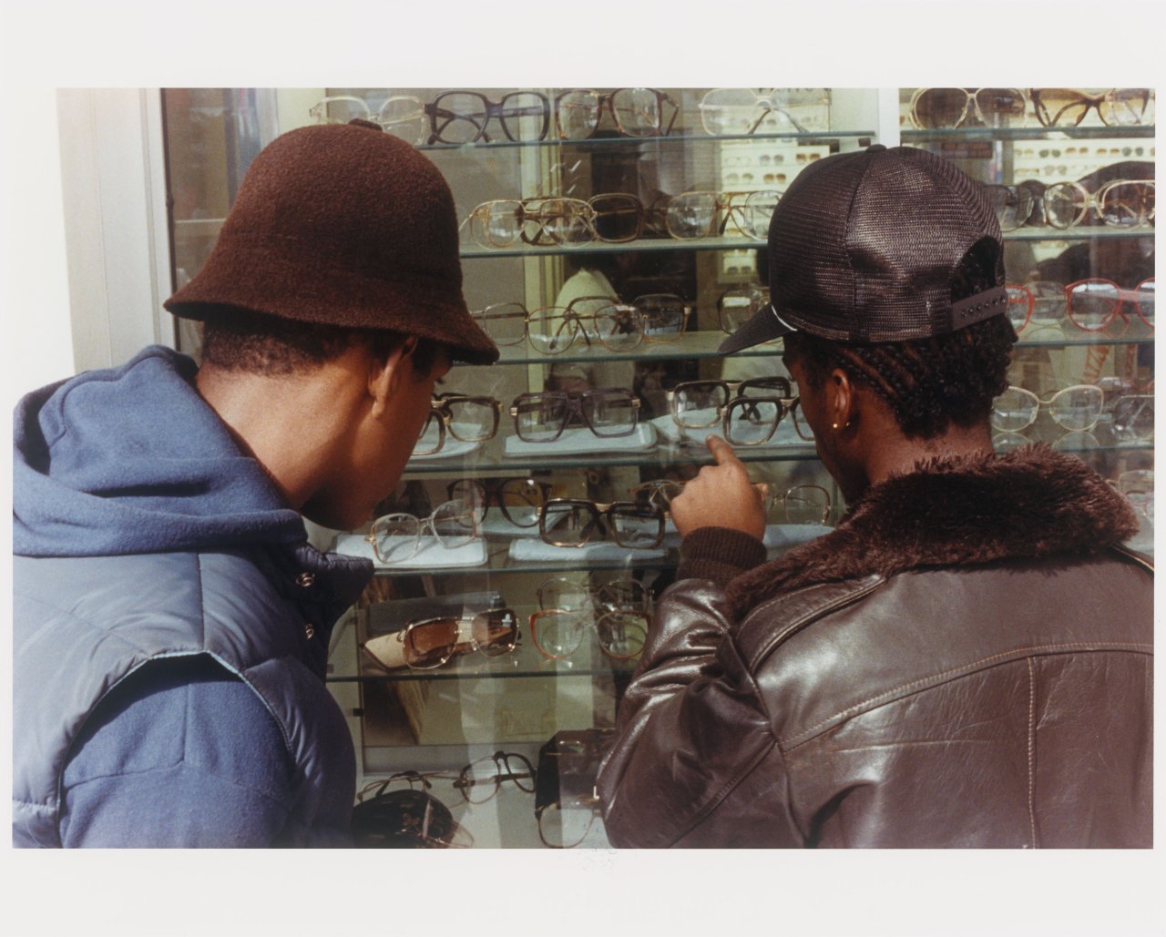Auf diesem Bild ist das folgende Kunstwerk zu sehen: Jamel Shabazz. Window Shopping, NYC. Um 1980.