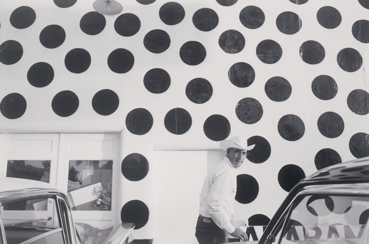 Auf diesem Bild ist das folgende Kunstwerk zu sehen: Joel Meyerowitz. Wyoming. 1964.