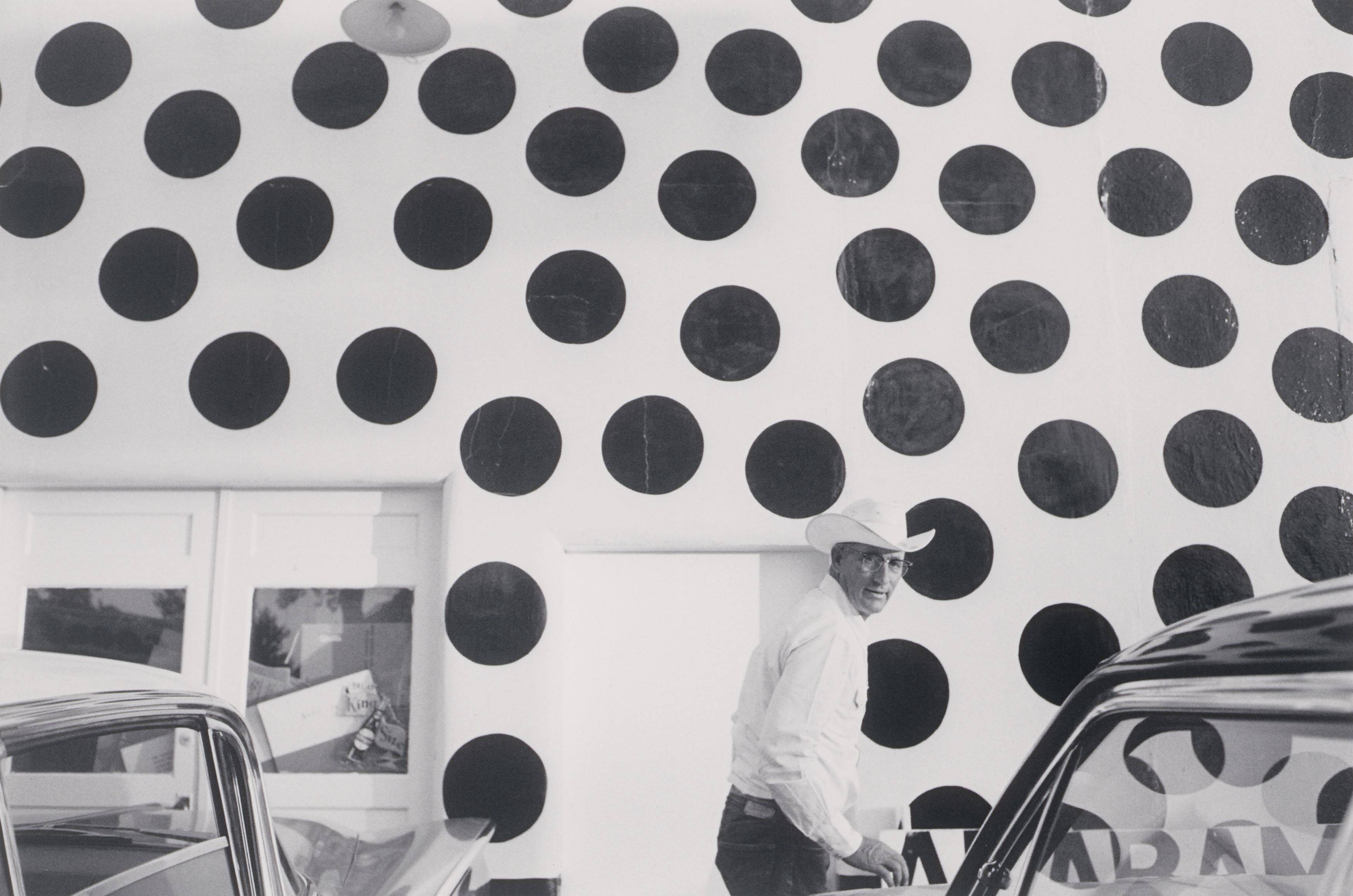 Auf diesem Bild ist das folgende Kunstwerk zu sehen: Joel Meyerowitz. Wyoming. 1964.