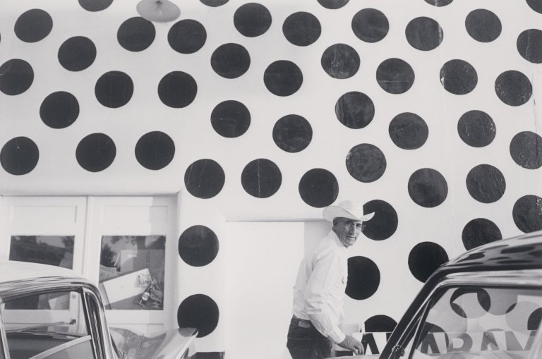 Auf diesem Bild ist das folgende Kunstwerk zu sehen: Joel Meyerowitz. Wyoming. 1964.