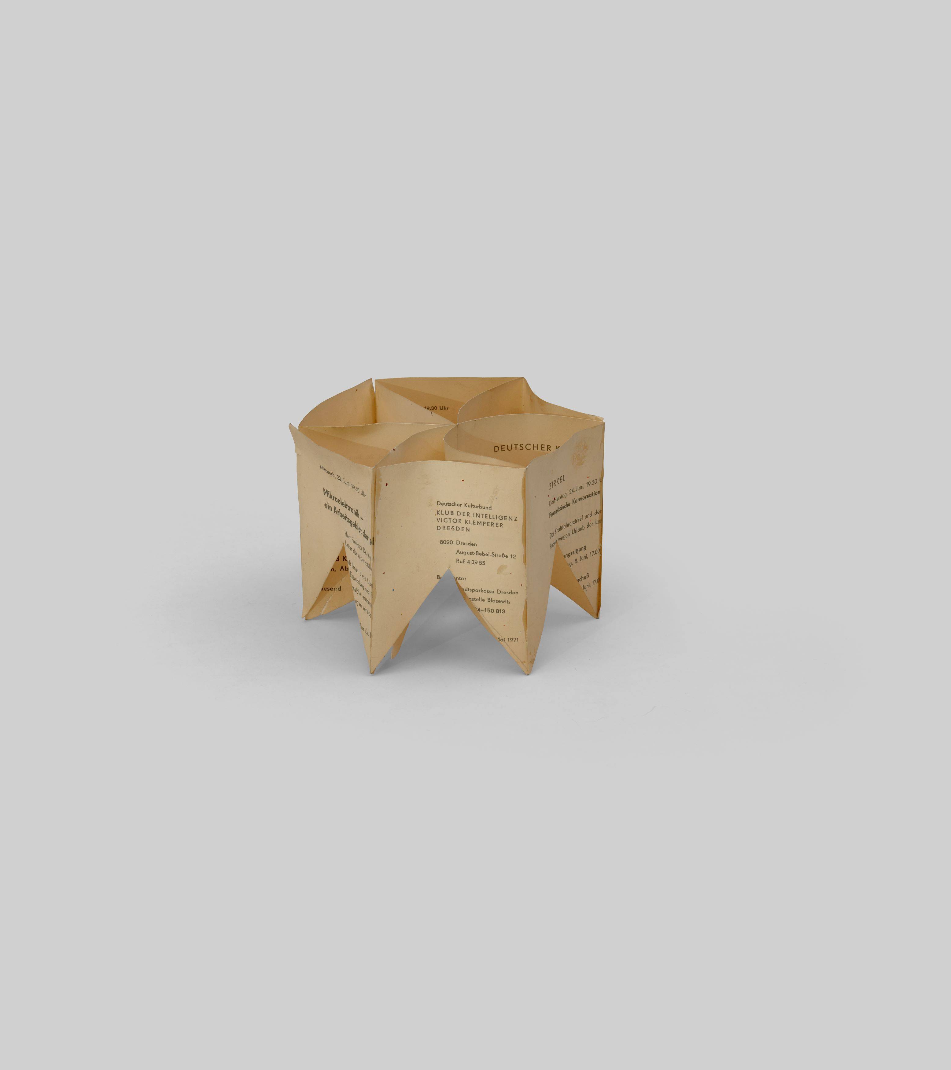 Auf diesem Bild ist das folgende Kunstwerk zu sehen: Hermann Glöckner. Sechszackiger Aufbau. 1971.