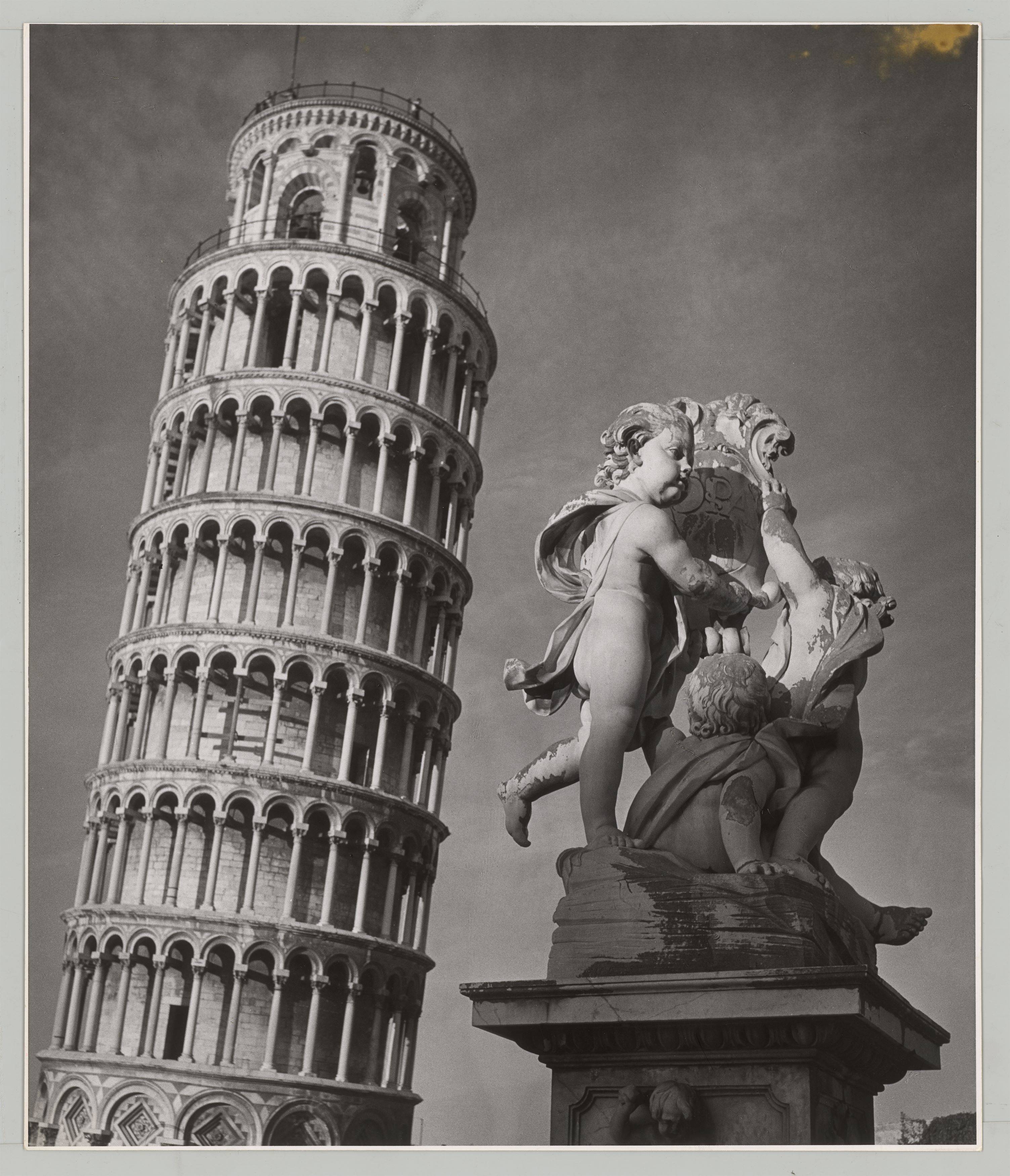 Auf diesem Bild ist das folgende Kunstwerk zu sehen: Herbert List. „Schiefer Turm, Pisa“. 1949.