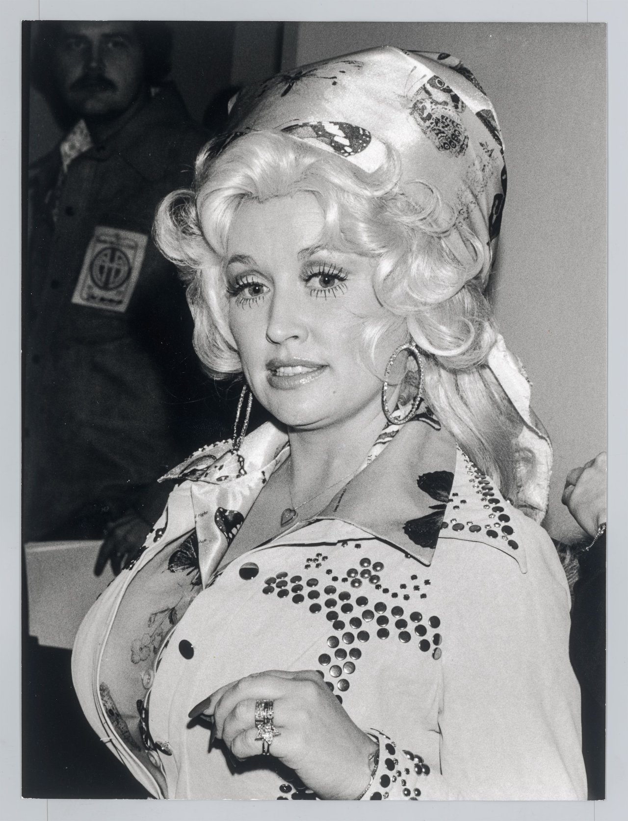 Auf diesem Bild ist das folgende Kunstwerk zu sehen: Ron Galella (d.i. Galella, Ronald E.). Dolly Parton, Santa Monica, CA. 1977.