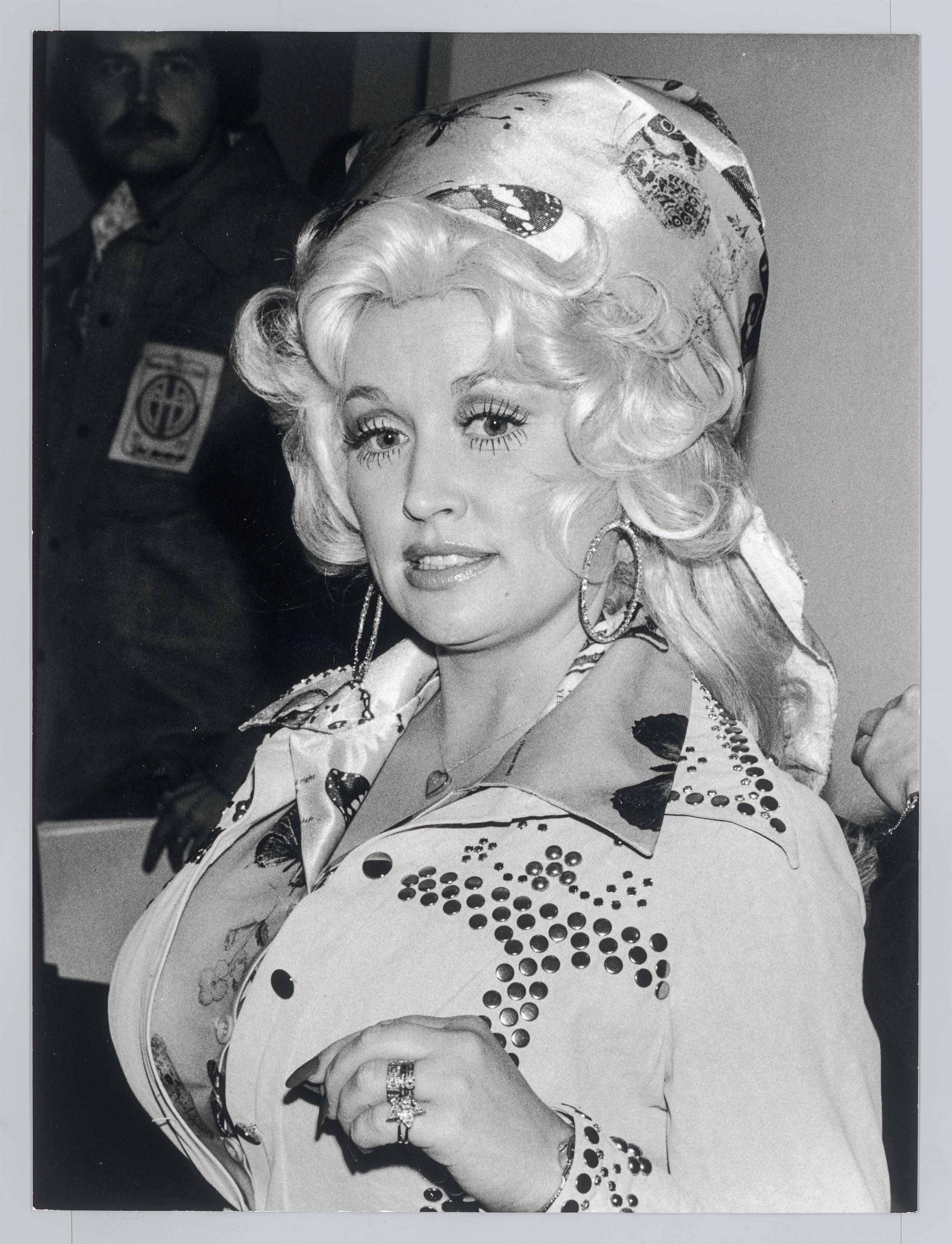 Auf diesem Bild ist das folgende Kunstwerk zu sehen: Ron Galella (d.i. Galella, Ronald E.). Dolly Parton, Santa Monica, CA. 1977.