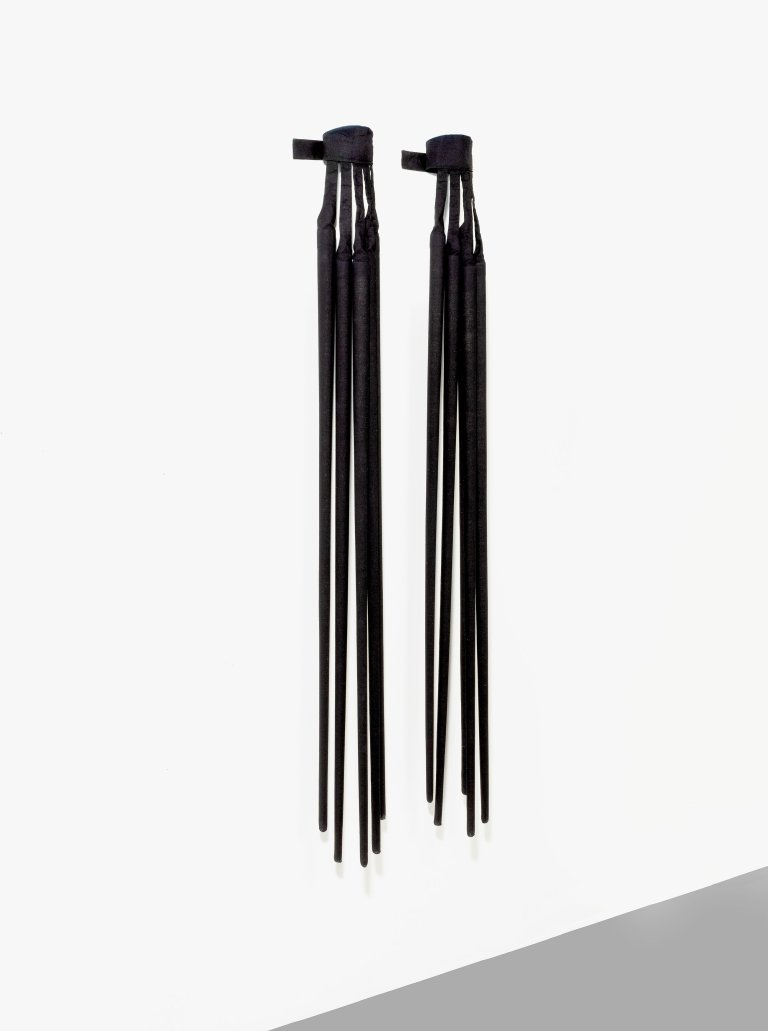 Auf diesem Bild ist das folgende Kunstwerk zu sehen: Rebecca Horn. „Handschuhfinger“. 1973.