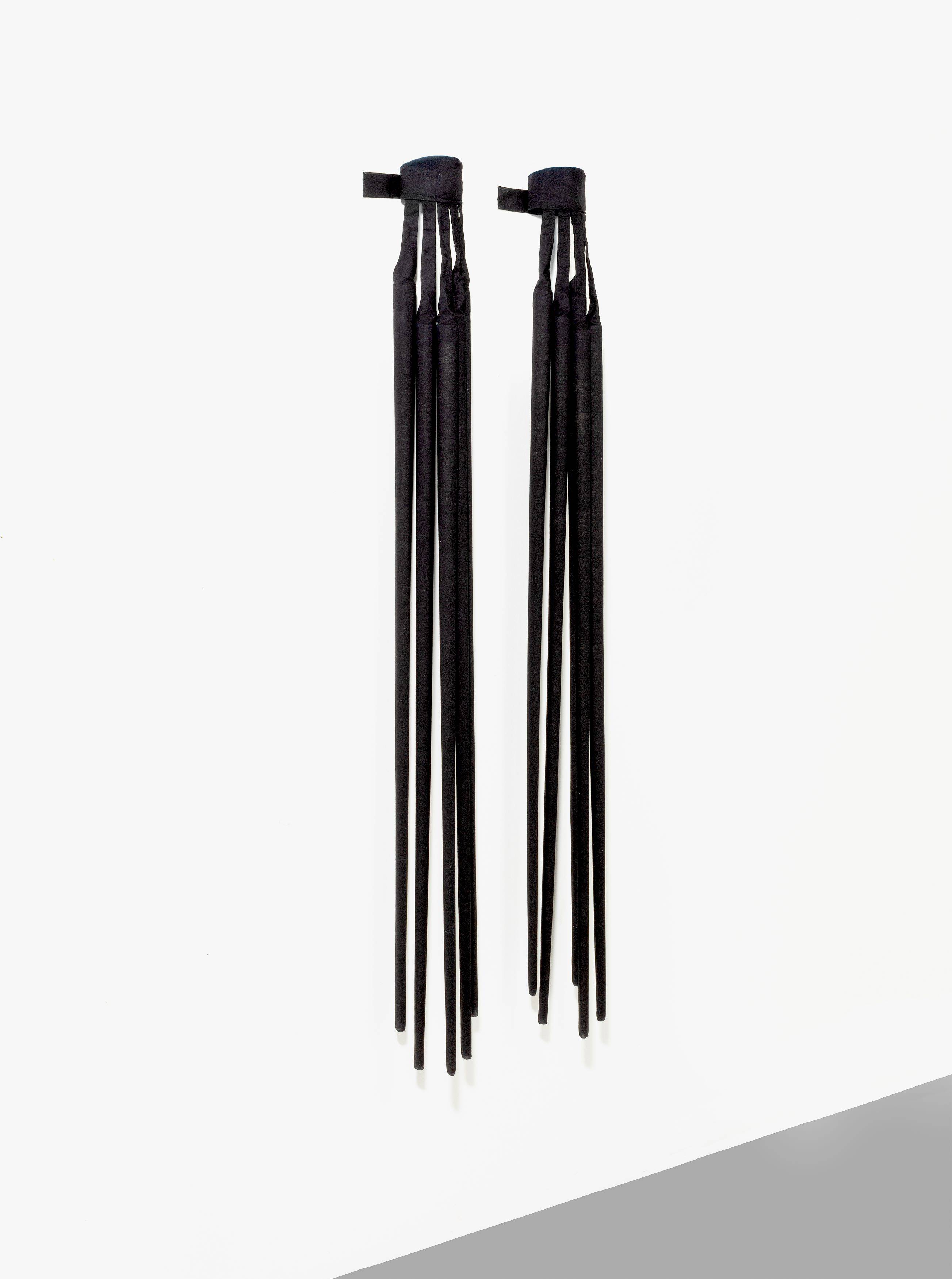 Auf diesem Bild ist das folgende Kunstwerk zu sehen: Rebecca Horn. „Handschuhfinger“. 1973.