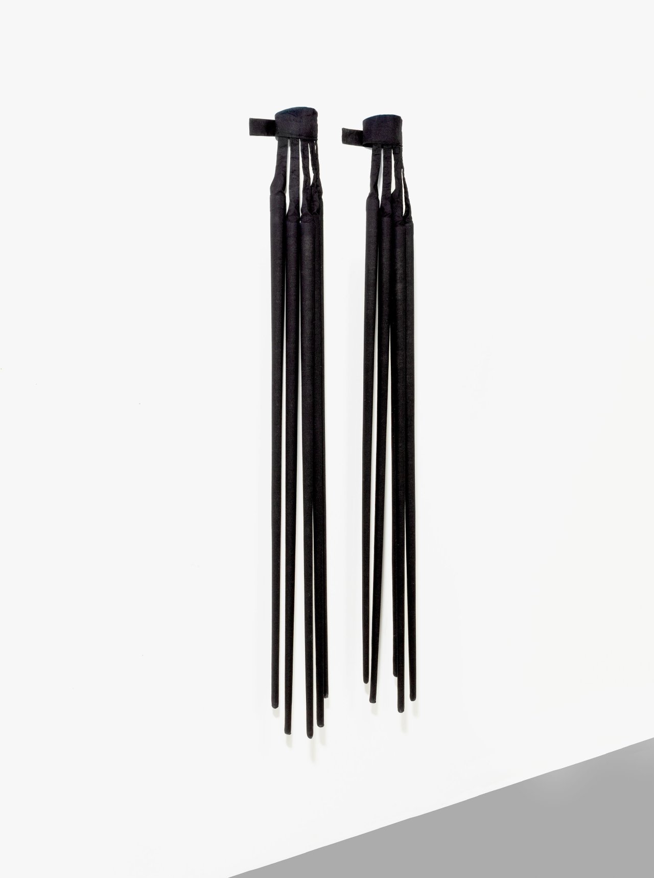 Auf diesem Bild ist das folgende Kunstwerk zu sehen: Rebecca Horn. „Handschuhfinger“. 1973.