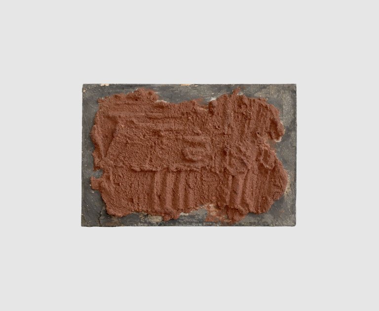 Auf diesem Bild ist das folgende Kunstwerk zu sehen: Hermann Glöckner. Rostbraune Farbmörtelreste auf grauer Pappe. 1962.